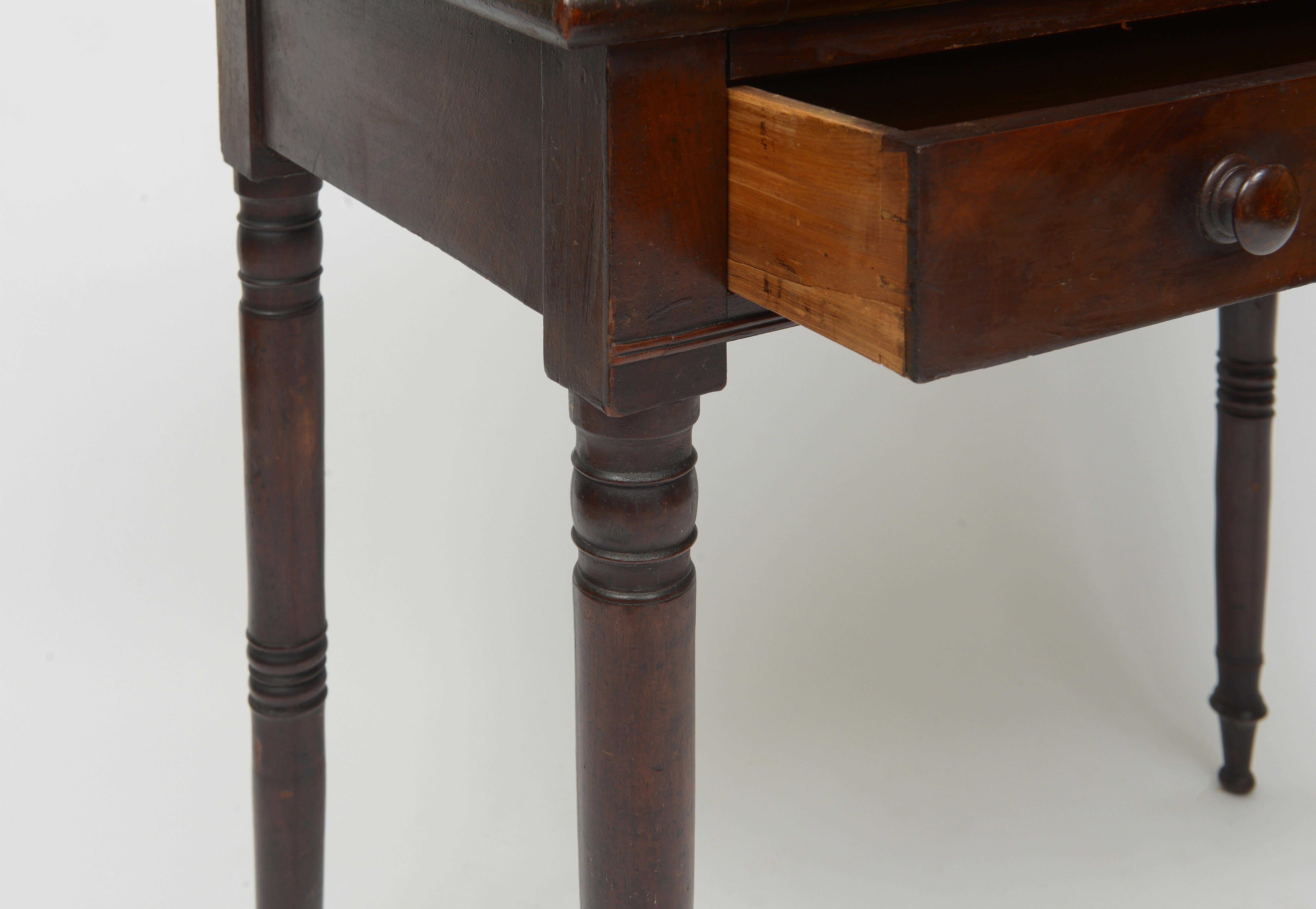 Table console en noyer américain du milieu du 19e siècle avec un seul tiroir en vente 8
