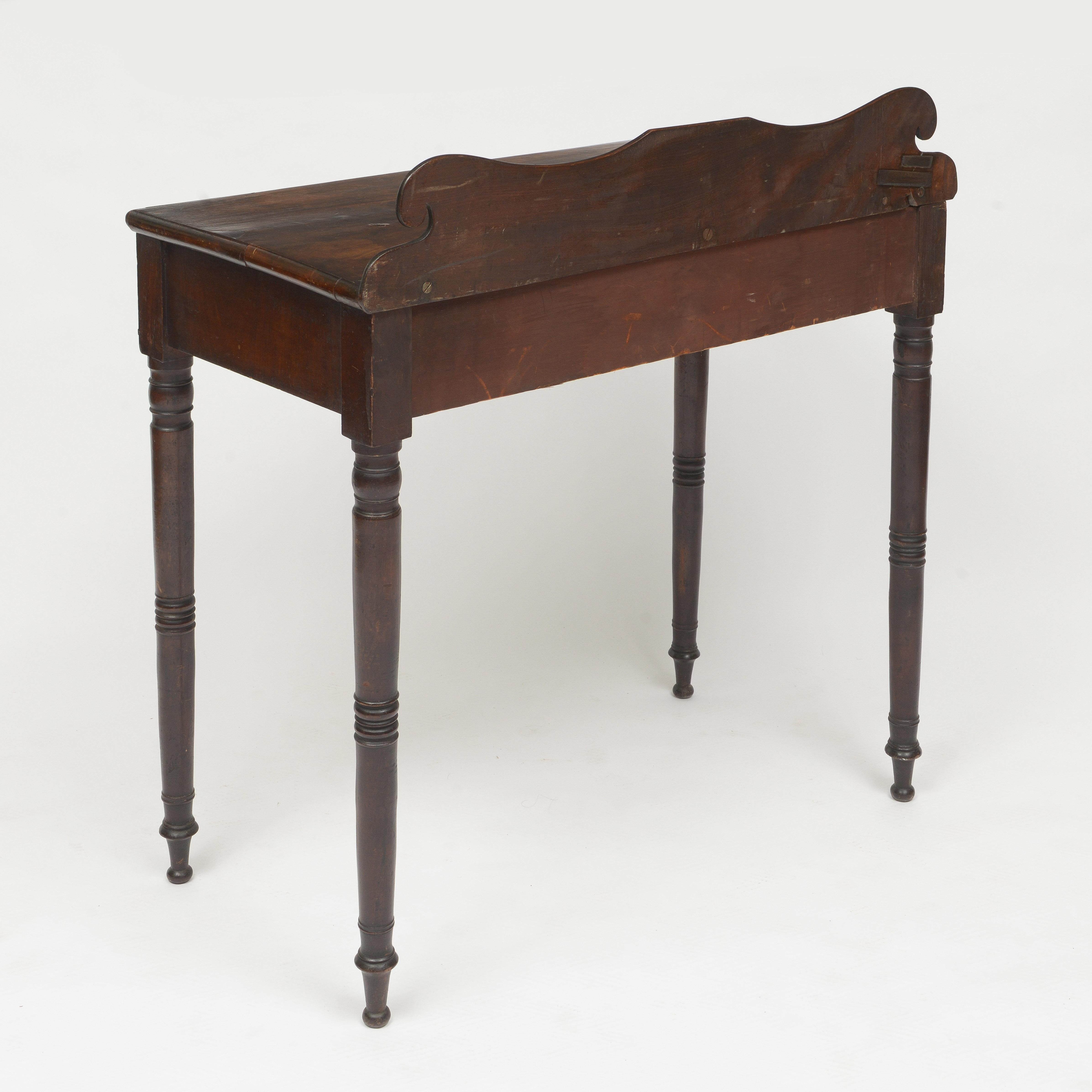 Fait main Table console en noyer américain du milieu du 19e siècle avec un seul tiroir en vente
