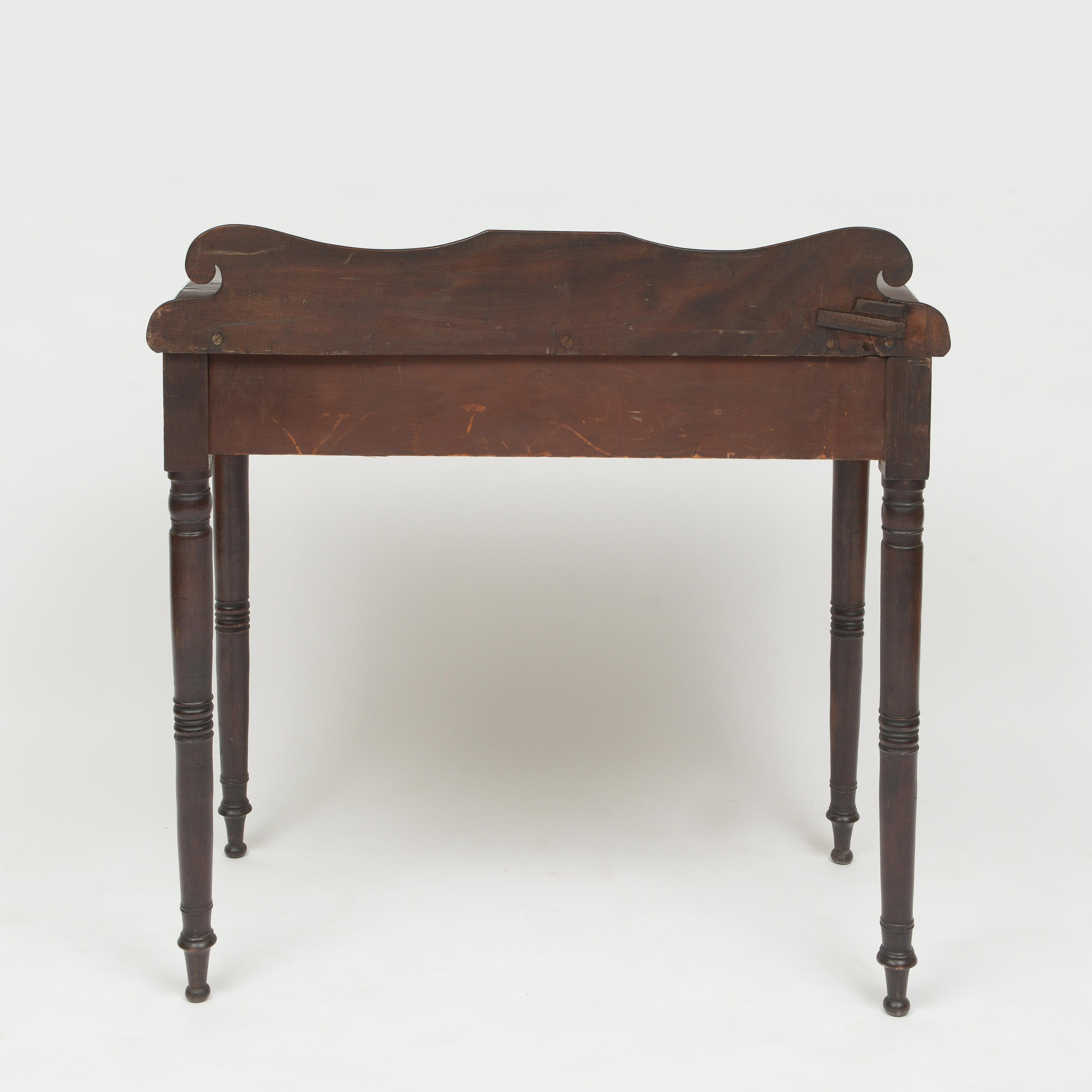 Table console en noyer américain du milieu du 19e siècle avec un seul tiroir Bon état - En vente à Brooklyn, NY