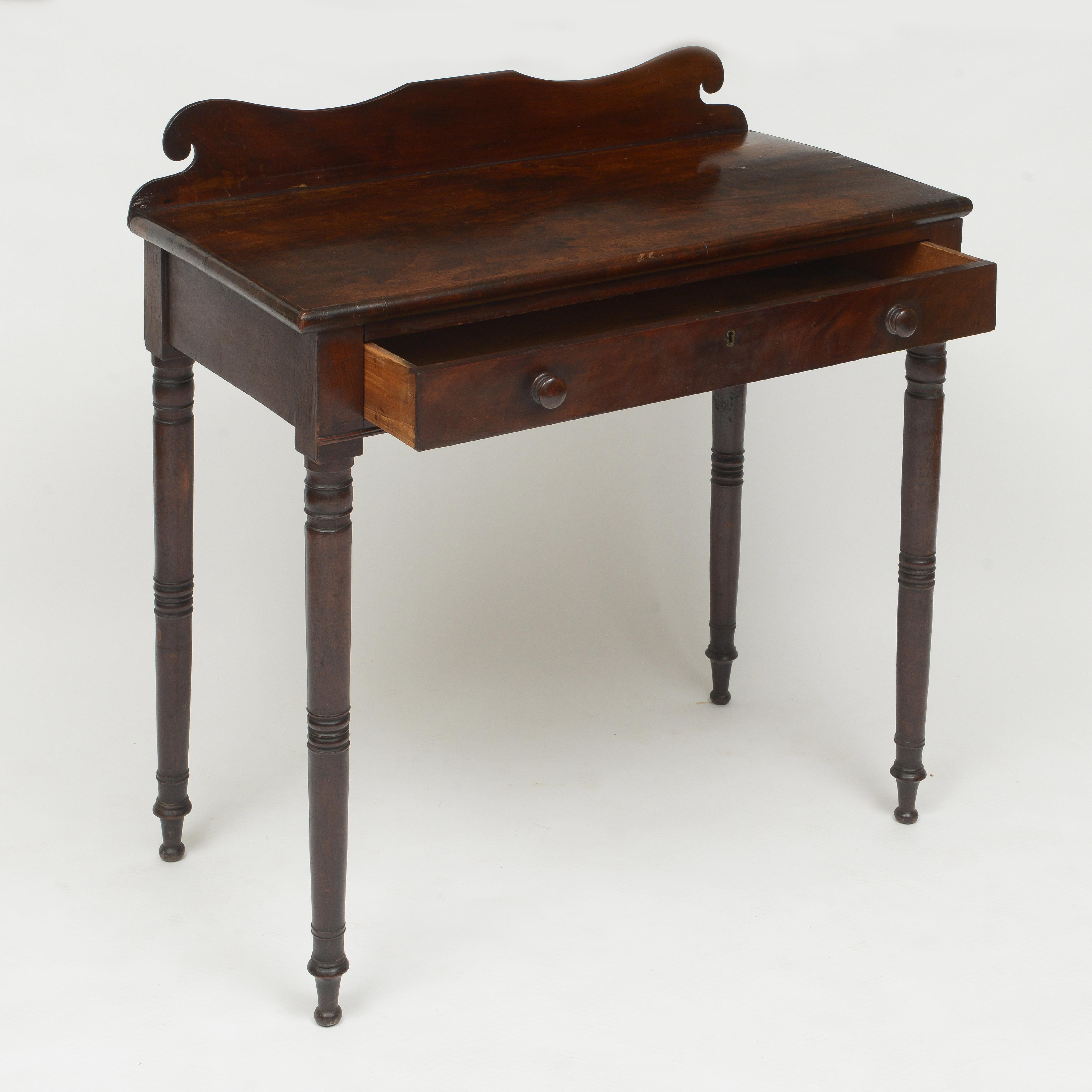 XIXe siècle Table console en noyer américain du milieu du 19e siècle avec un seul tiroir en vente