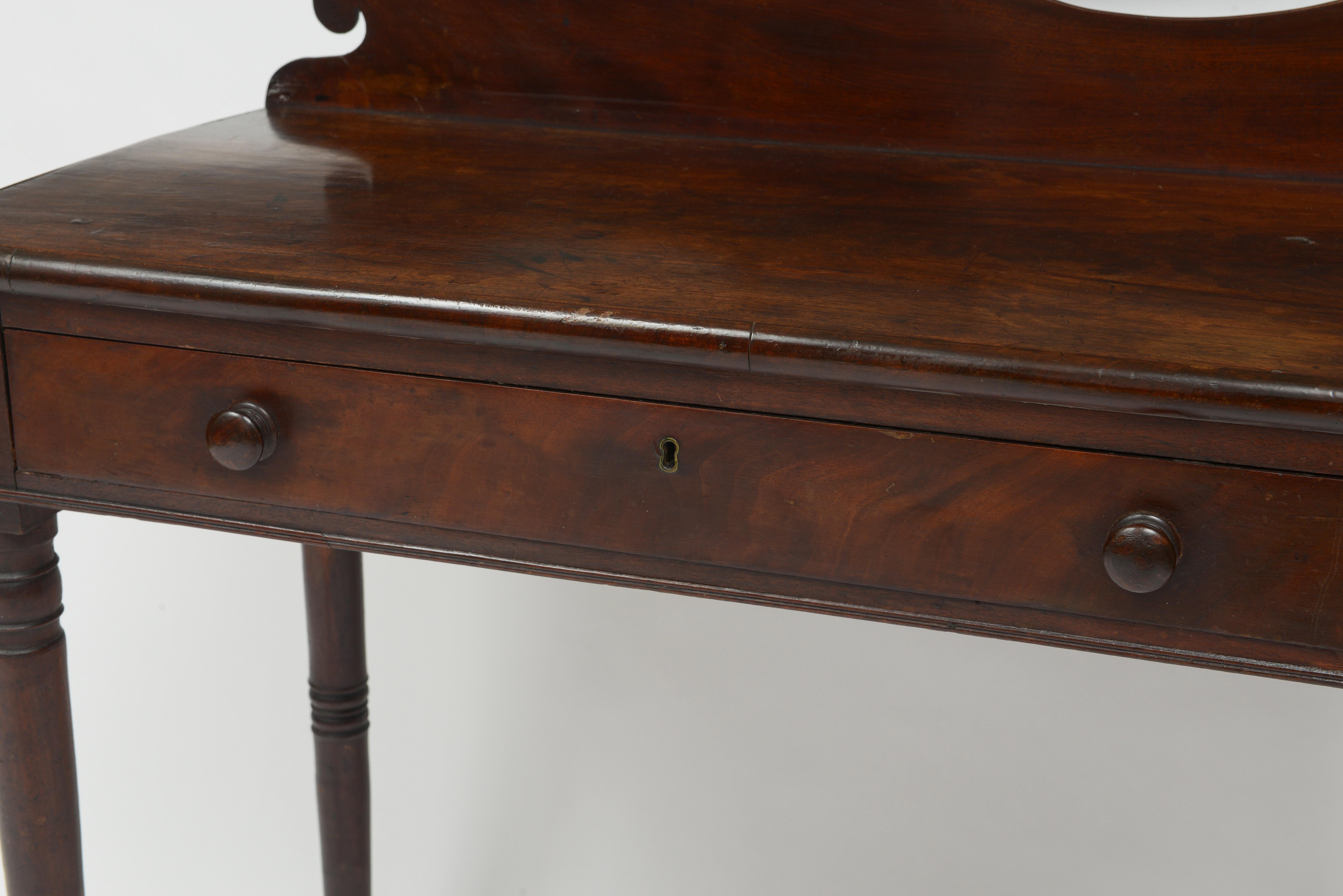 Noyer Table console en noyer américain du milieu du 19e siècle avec un seul tiroir en vente