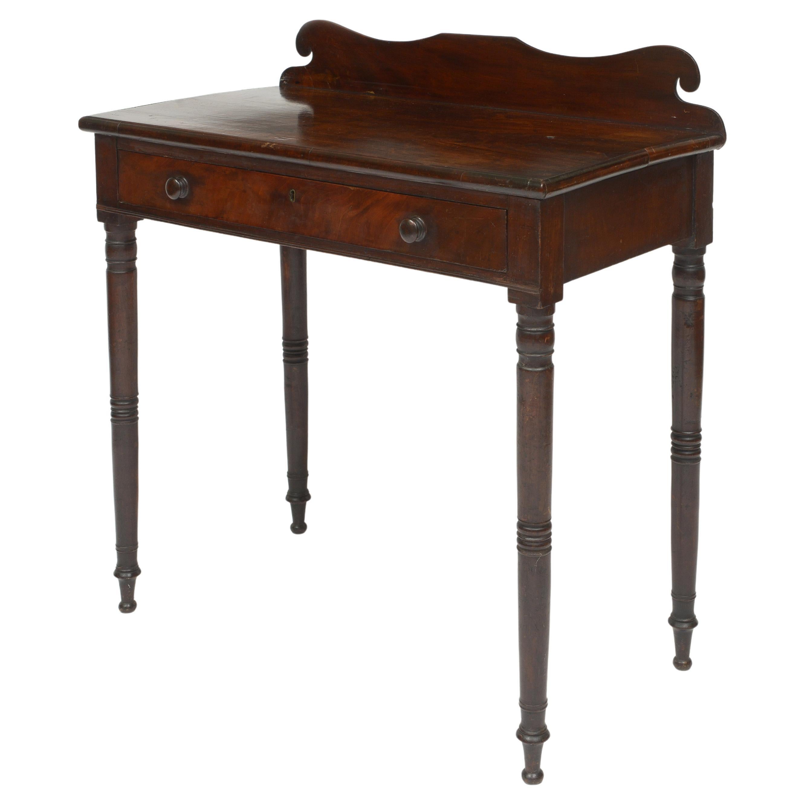 Table console en noyer américain du milieu du 19e siècle avec un seul tiroir en vente