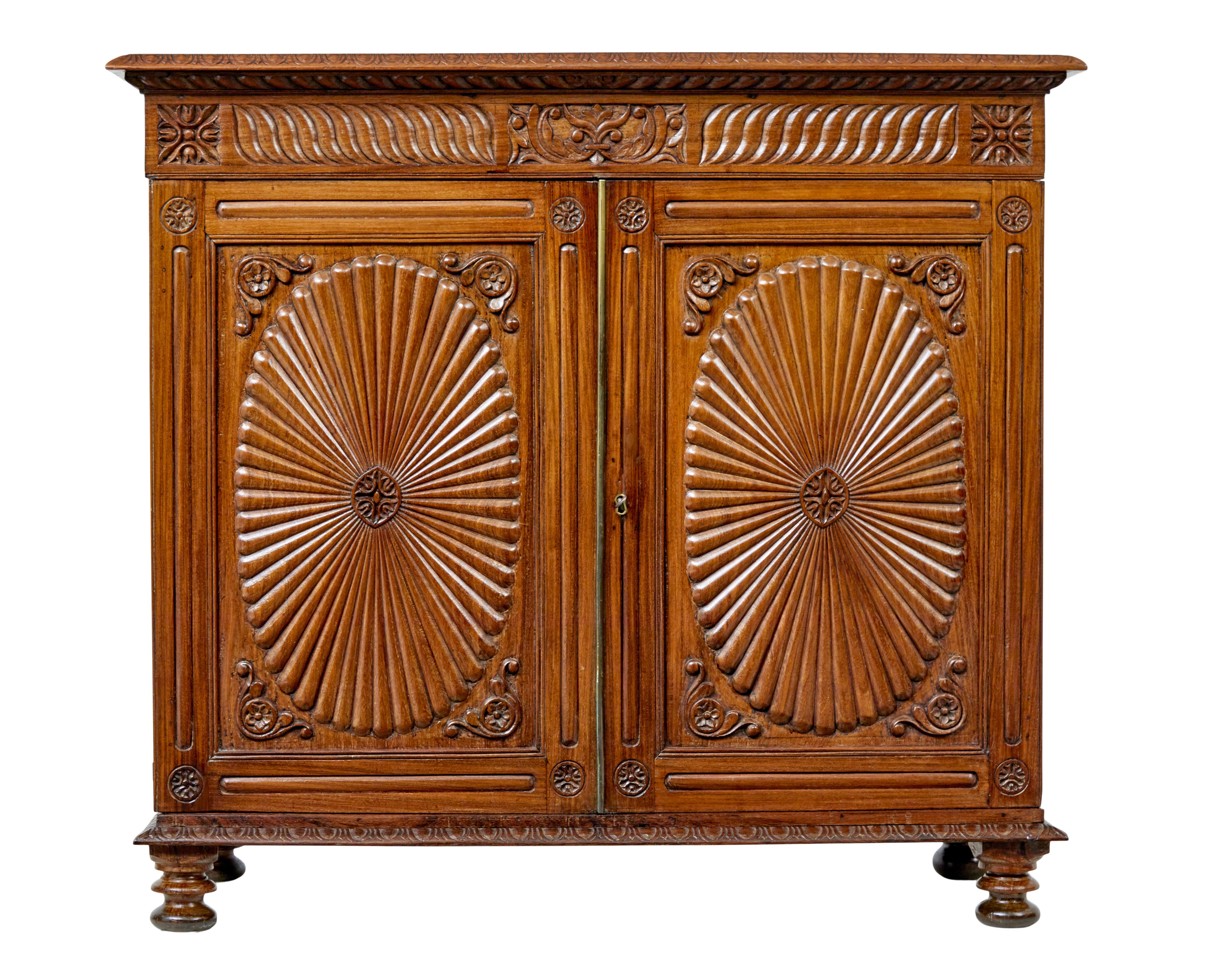 Armadio padouk intagliato anglo-indiano del XIX secolo, circa 1860.

Esempio di arredamento anglo-indiano di alta qualità. Piano rettangolare con bordo intagliato a uovo e a dardo, dettagli a gadroon sul bordo inferiore e ulteriori intagli nel