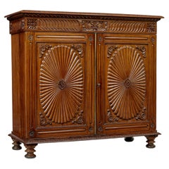 Armoire padouk anglo-indienne sculptée du milieu du 19e siècle