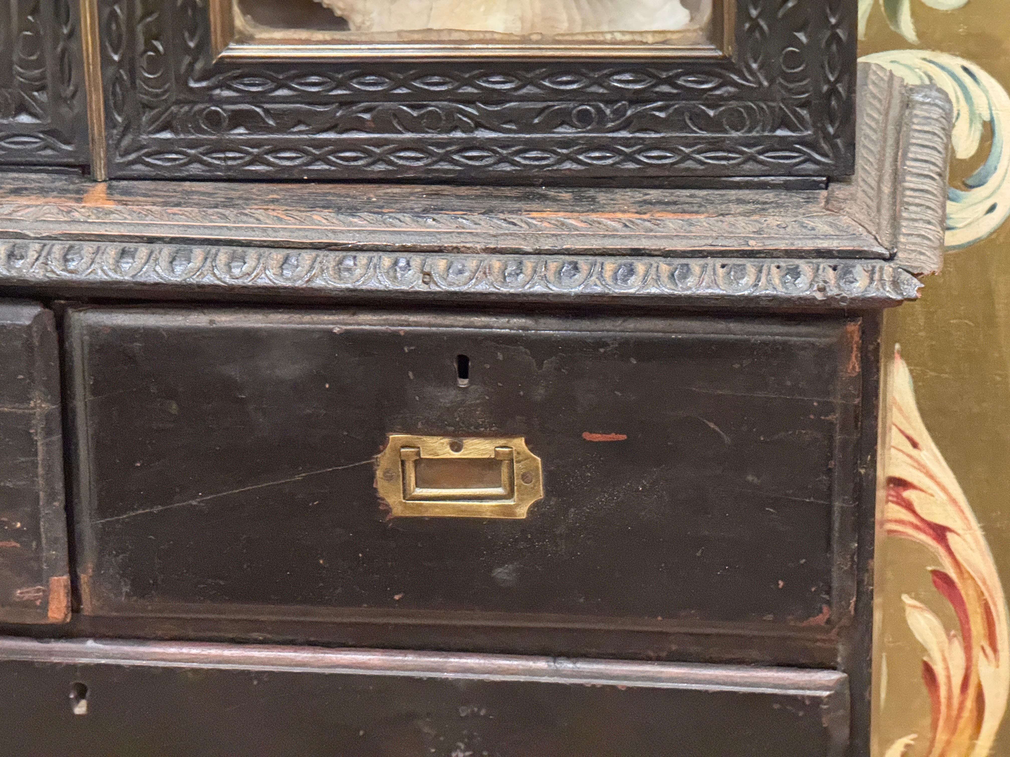 Arcón de campaña angloindio tallado en dos partes de mediados del siglo XIX en venta 4