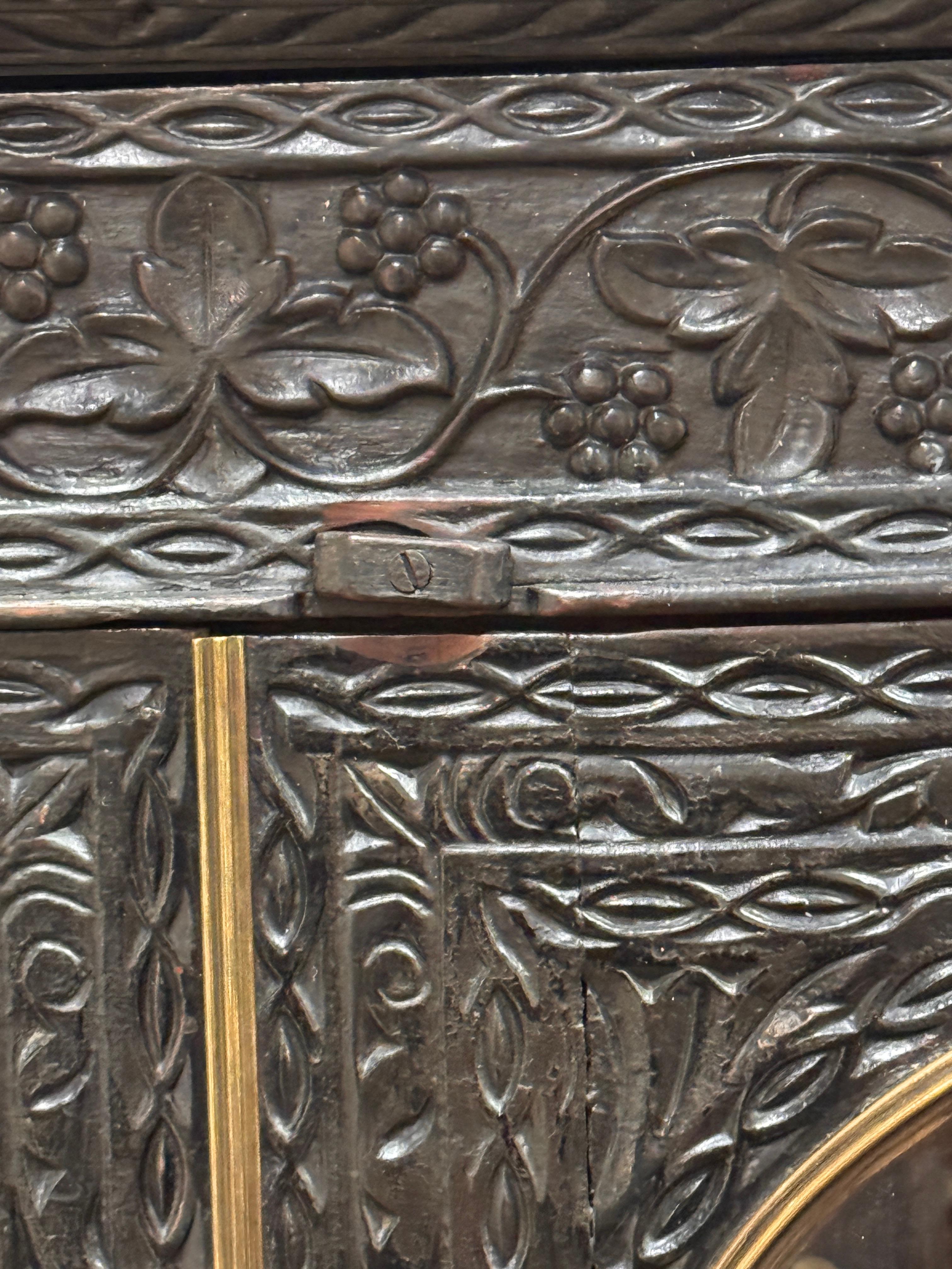 Arcón de campaña angloindio tallado en dos partes de mediados del siglo XIX en venta 5