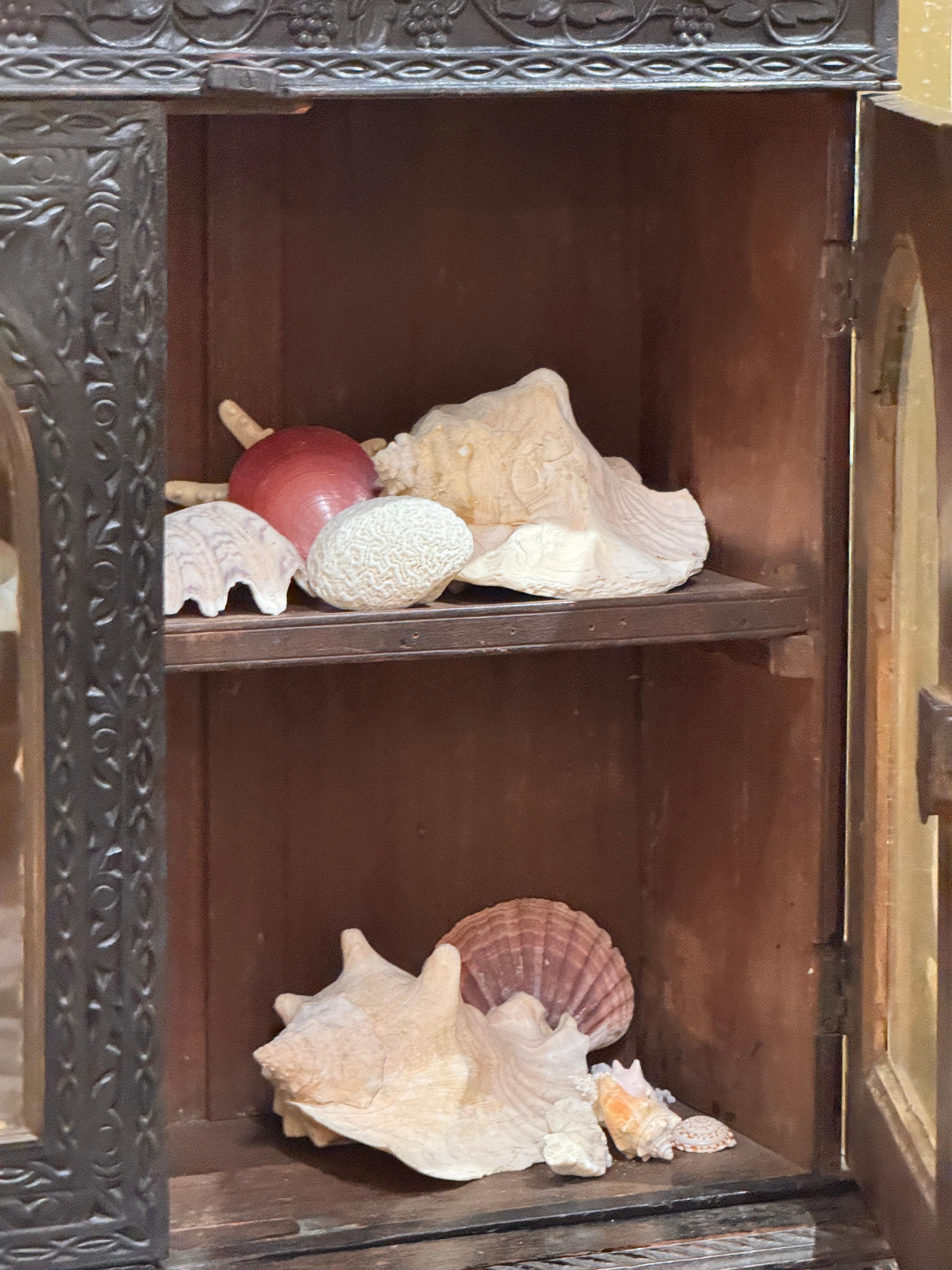 Arcón de campaña angloindio tallado en dos partes de mediados del siglo XIX en venta 6