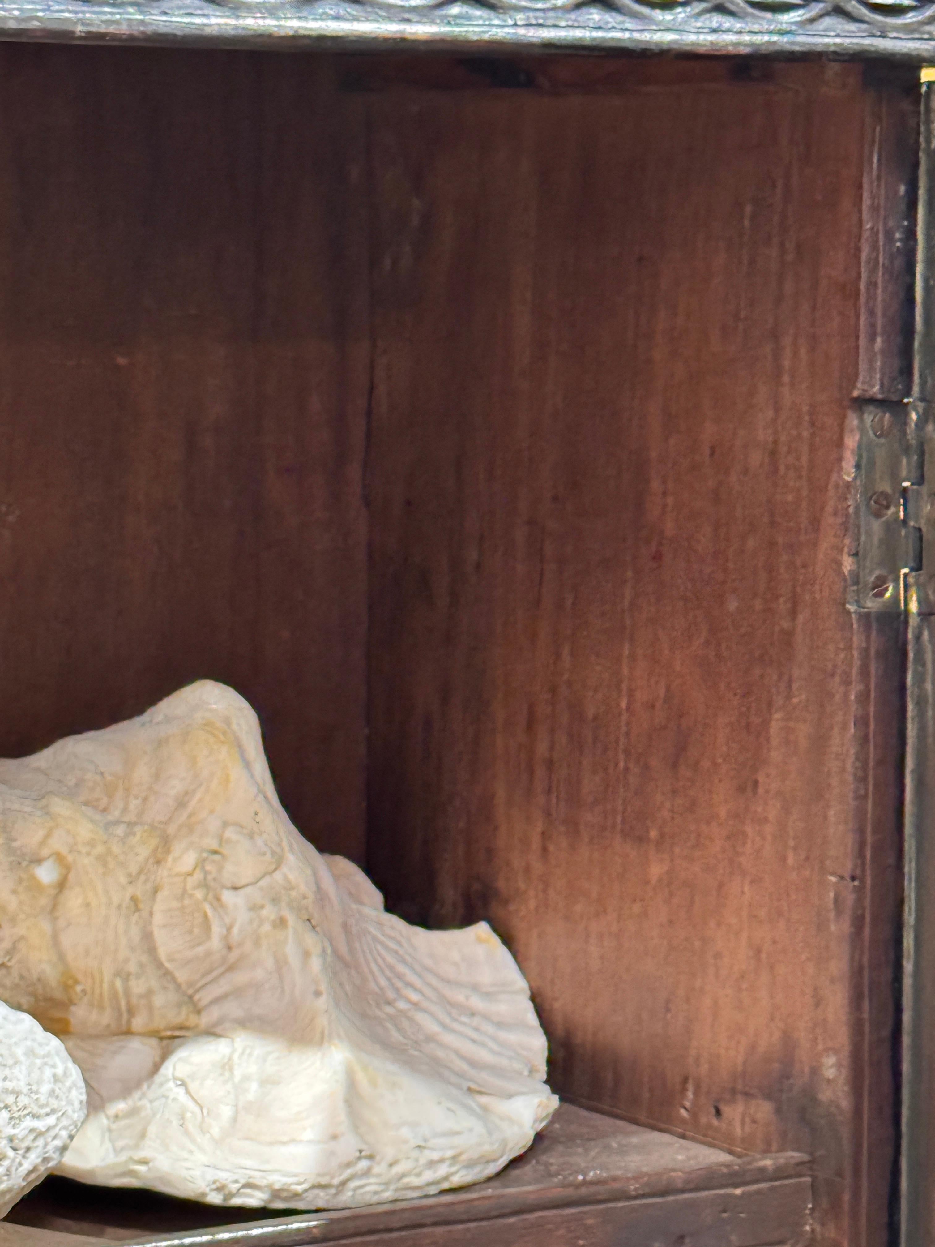 Arcón de campaña angloindio tallado en dos partes de mediados del siglo XIX en venta 7