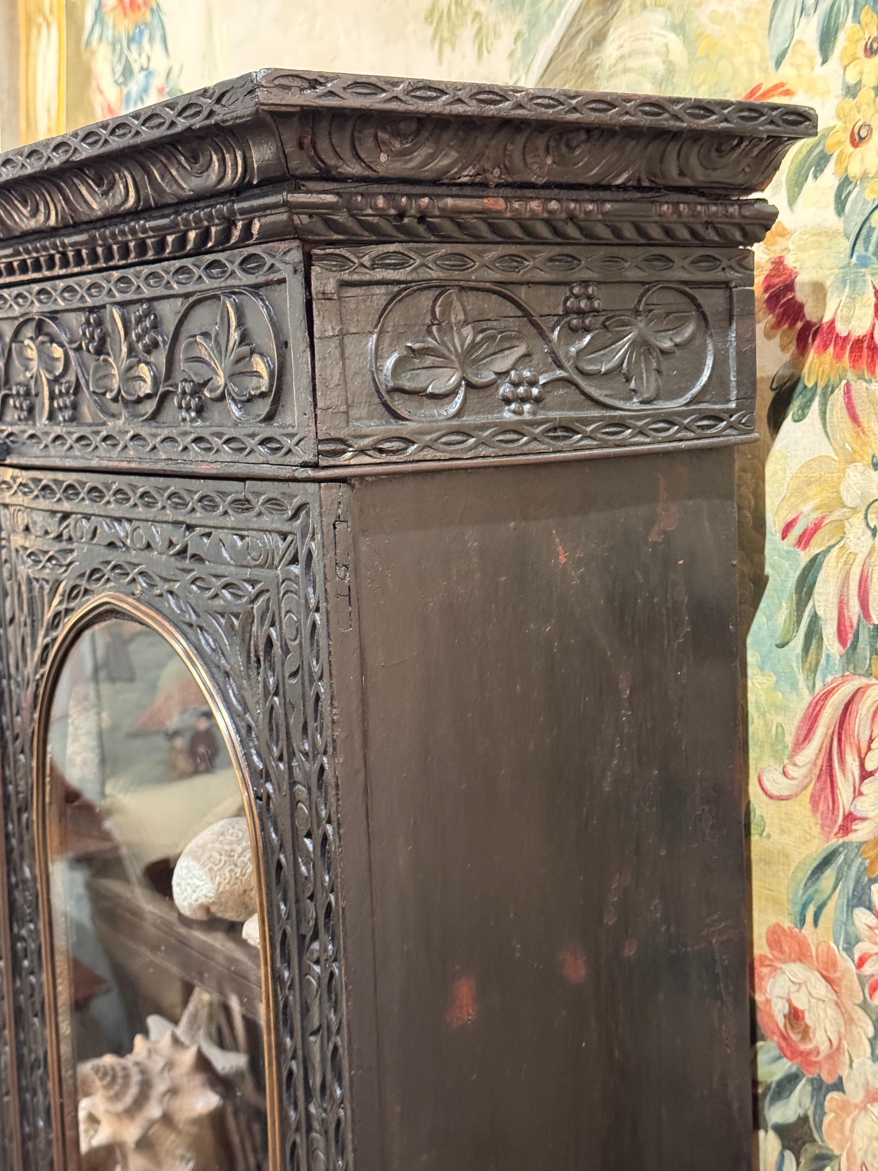 Arcón de campaña angloindio tallado en dos partes de mediados del siglo XIX en venta 8