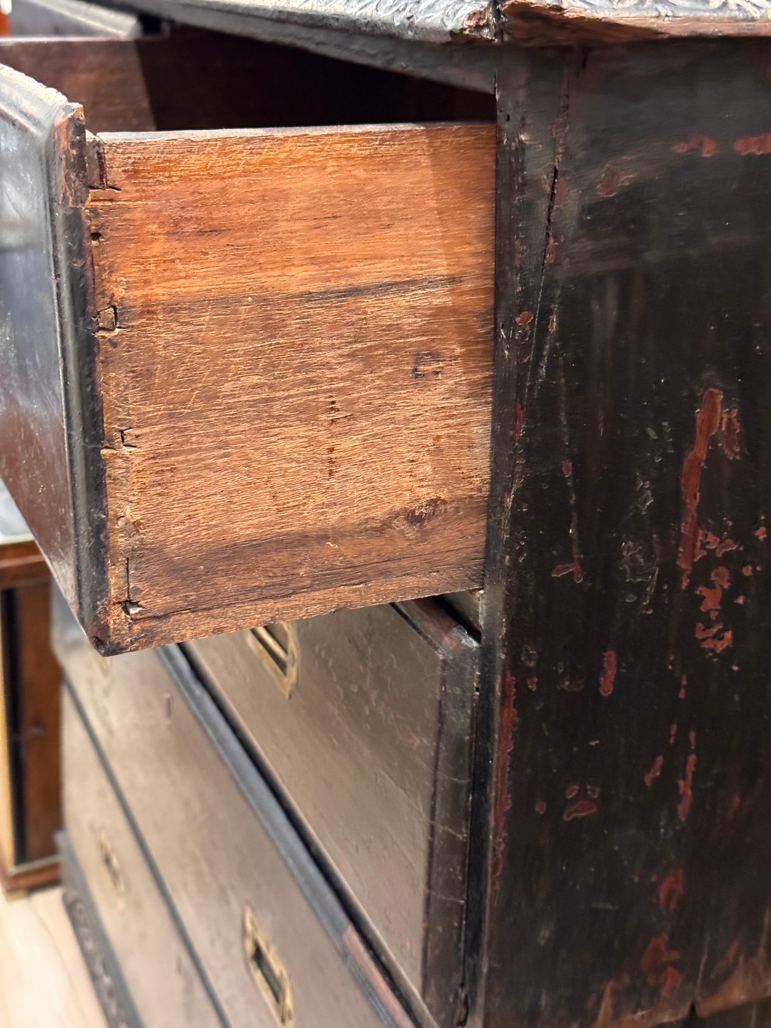 Arcón de campaña angloindio tallado en dos partes de mediados del siglo XIX en venta 9