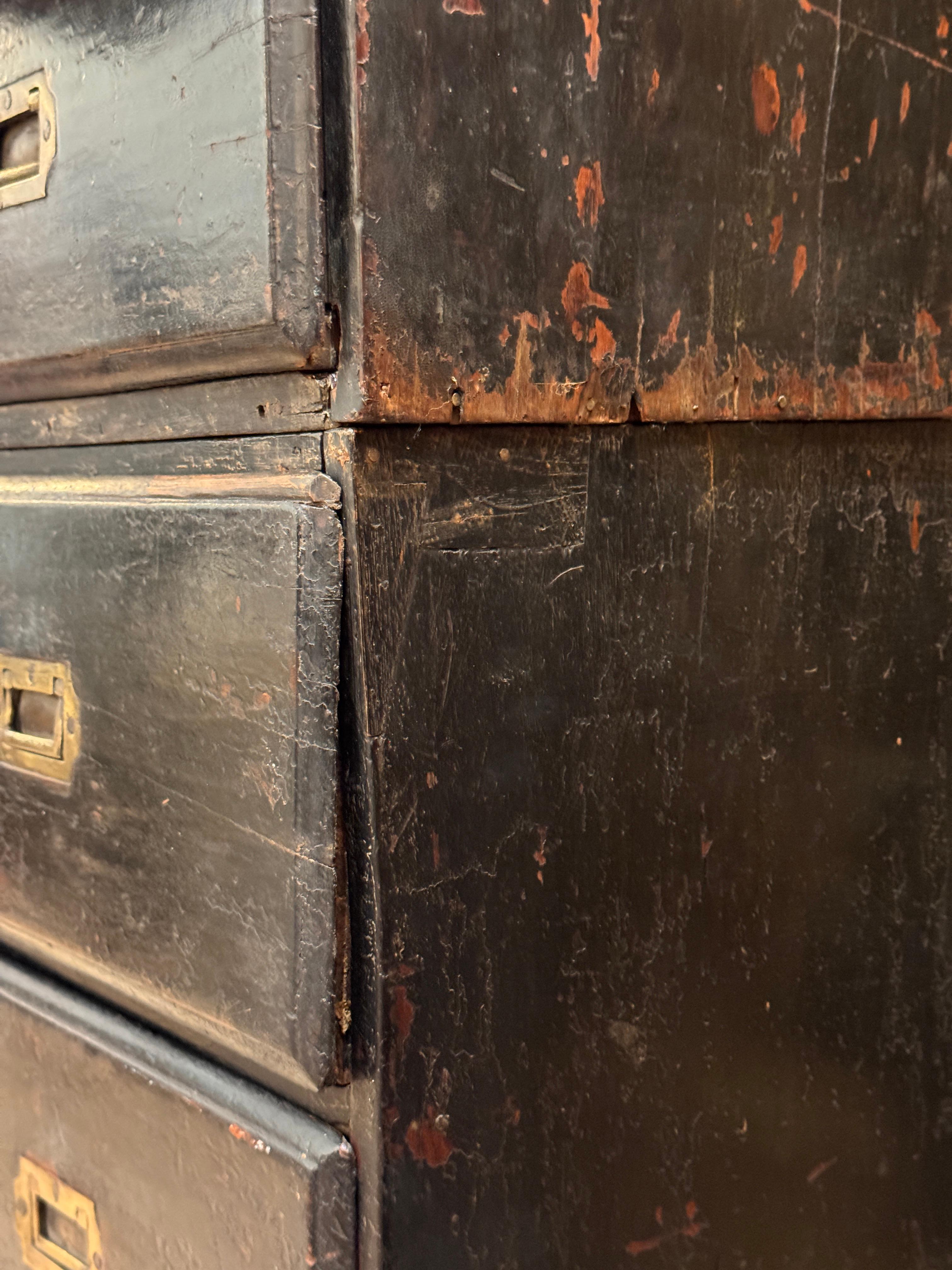 Arcón de campaña angloindio tallado en dos partes de mediados del siglo XIX en venta 10