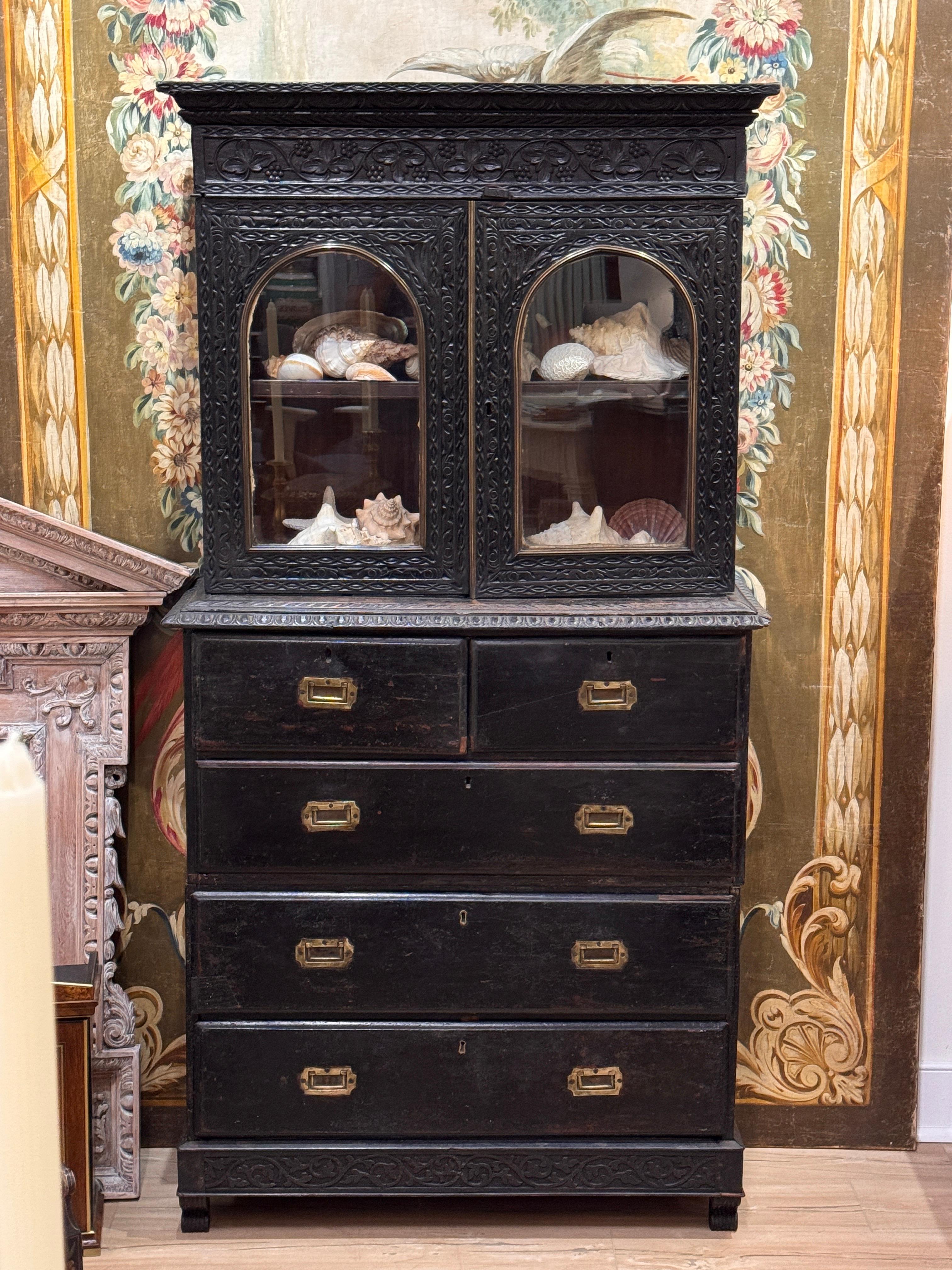 Arcón de campaña angloindio tallado en dos partes de mediados del siglo XIX Campaña en venta