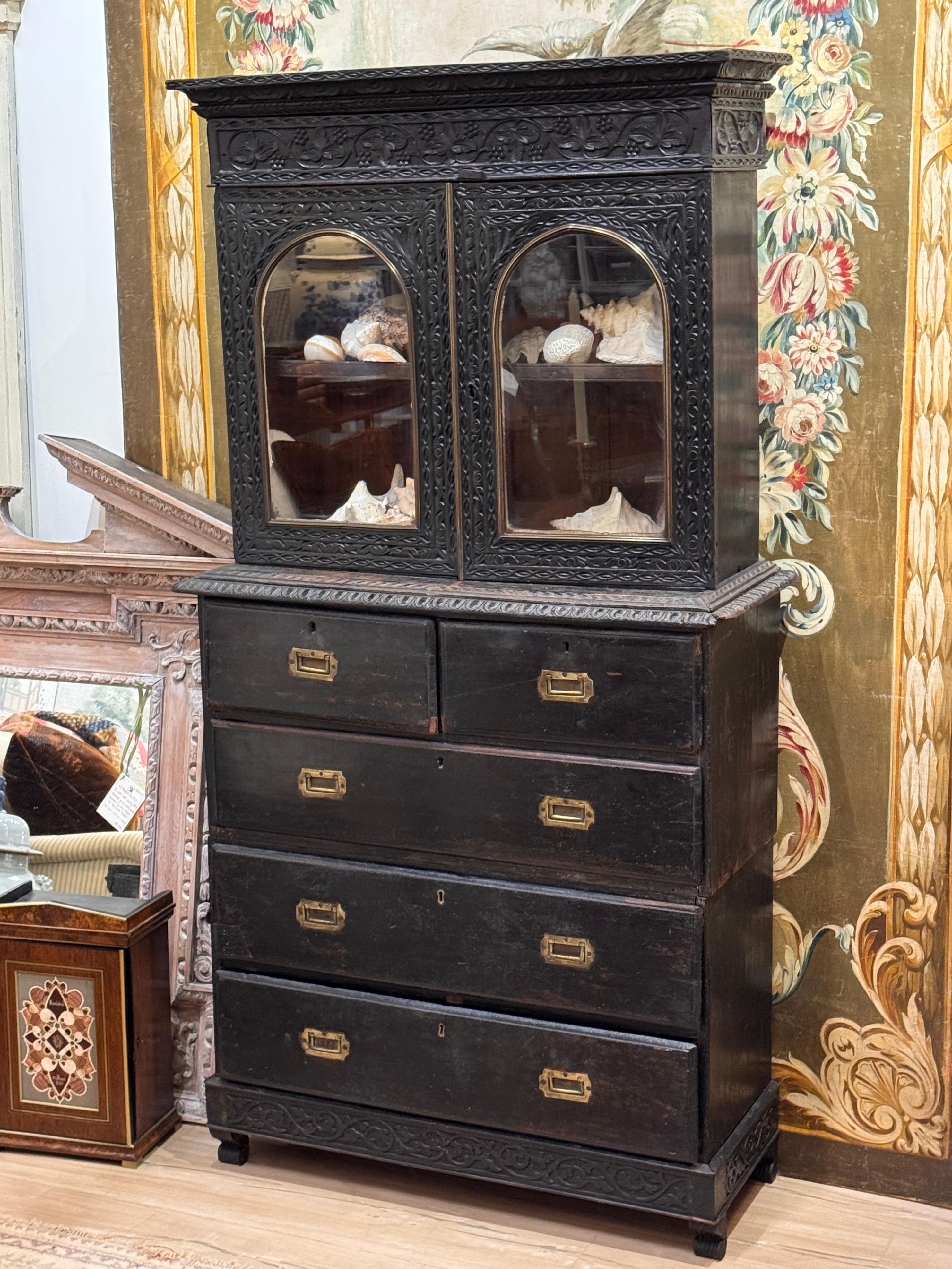 Arcón de campaña angloindio tallado en dos partes de mediados del siglo XIX Indio en venta