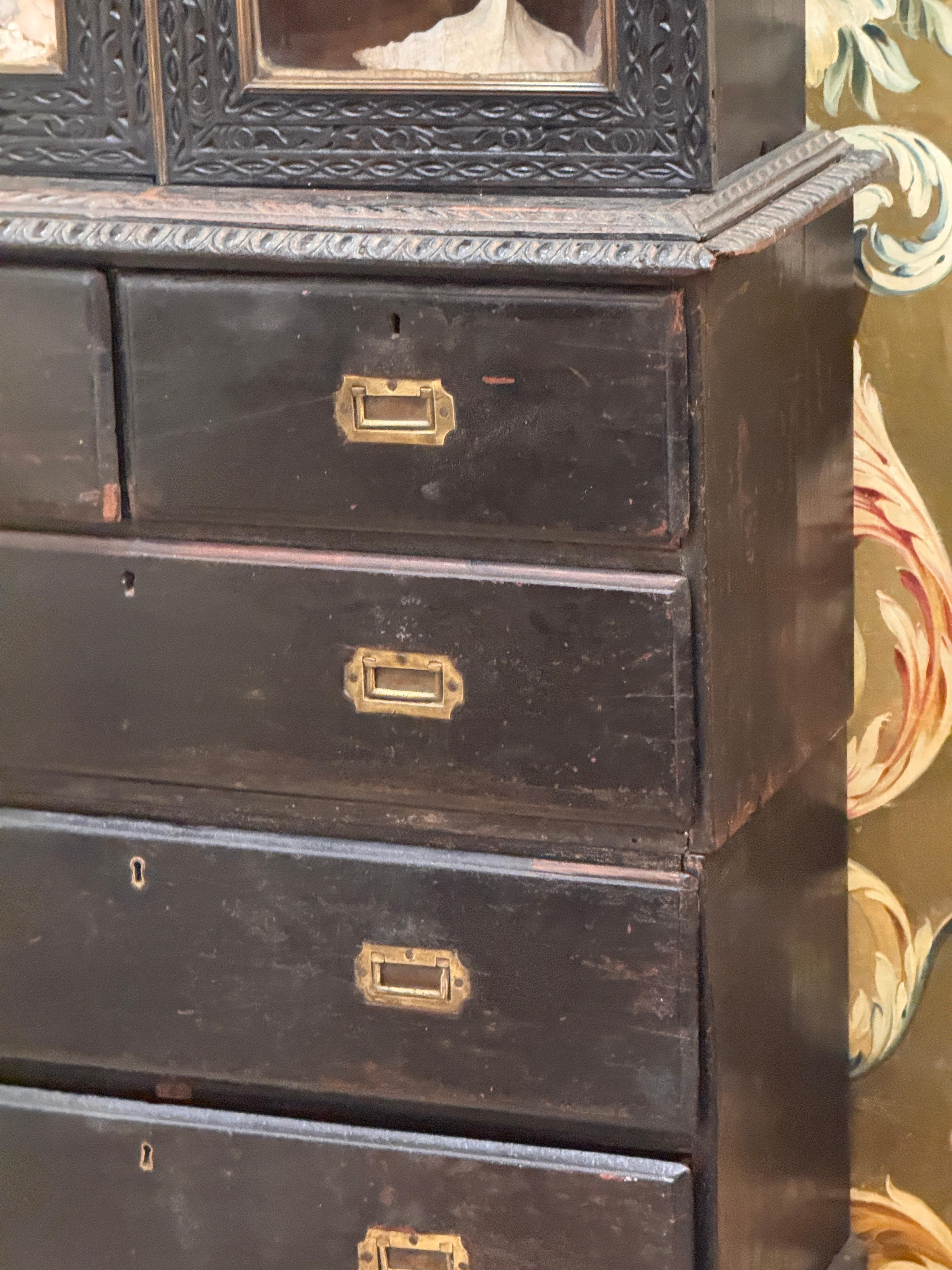 Arcón de campaña angloindio tallado en dos partes de mediados del siglo XIX en Bueno estado para la venta en Charlottesville, VA