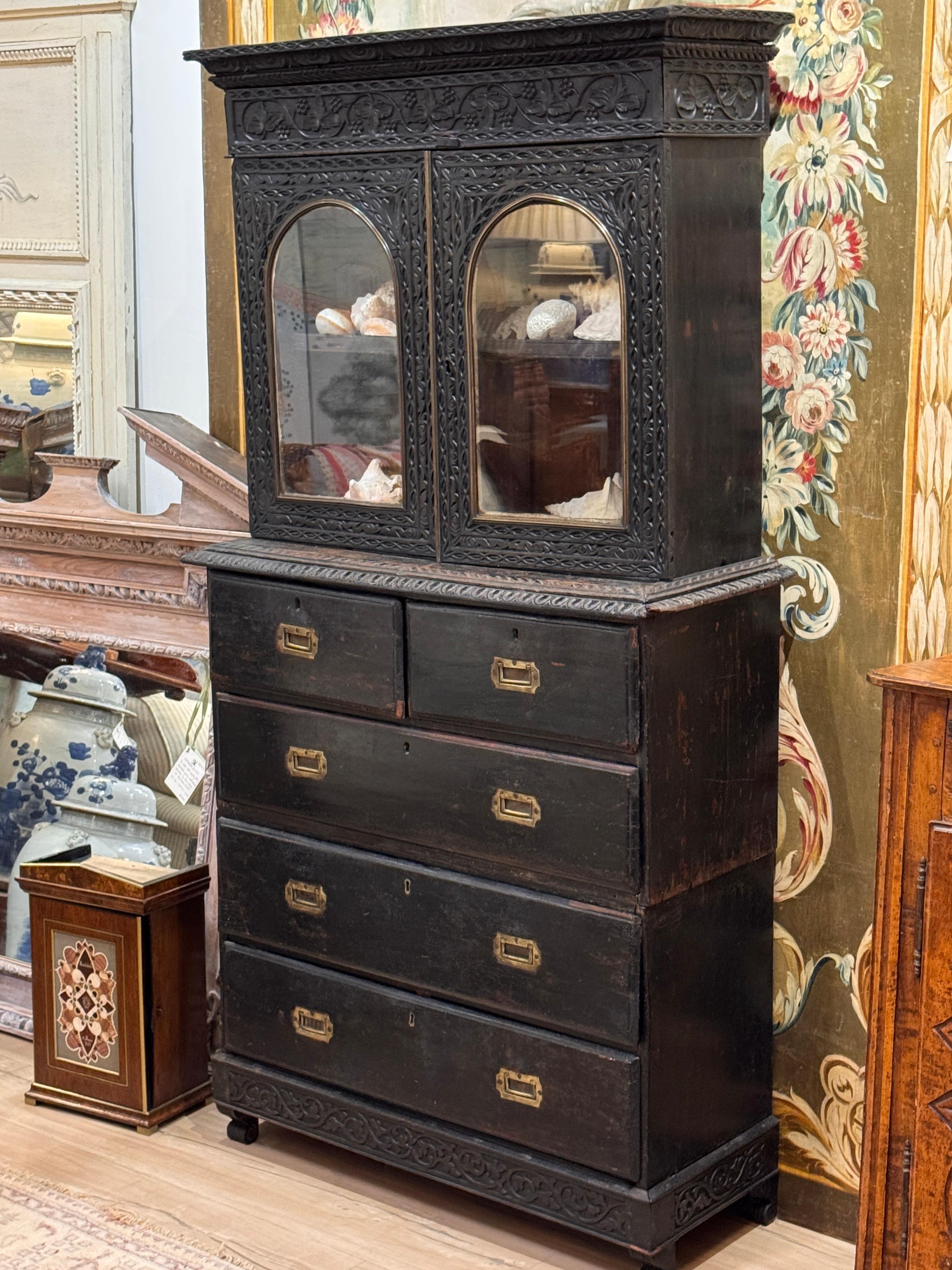 Arcón de campaña angloindio tallado en dos partes de mediados del siglo XIX Madera en venta