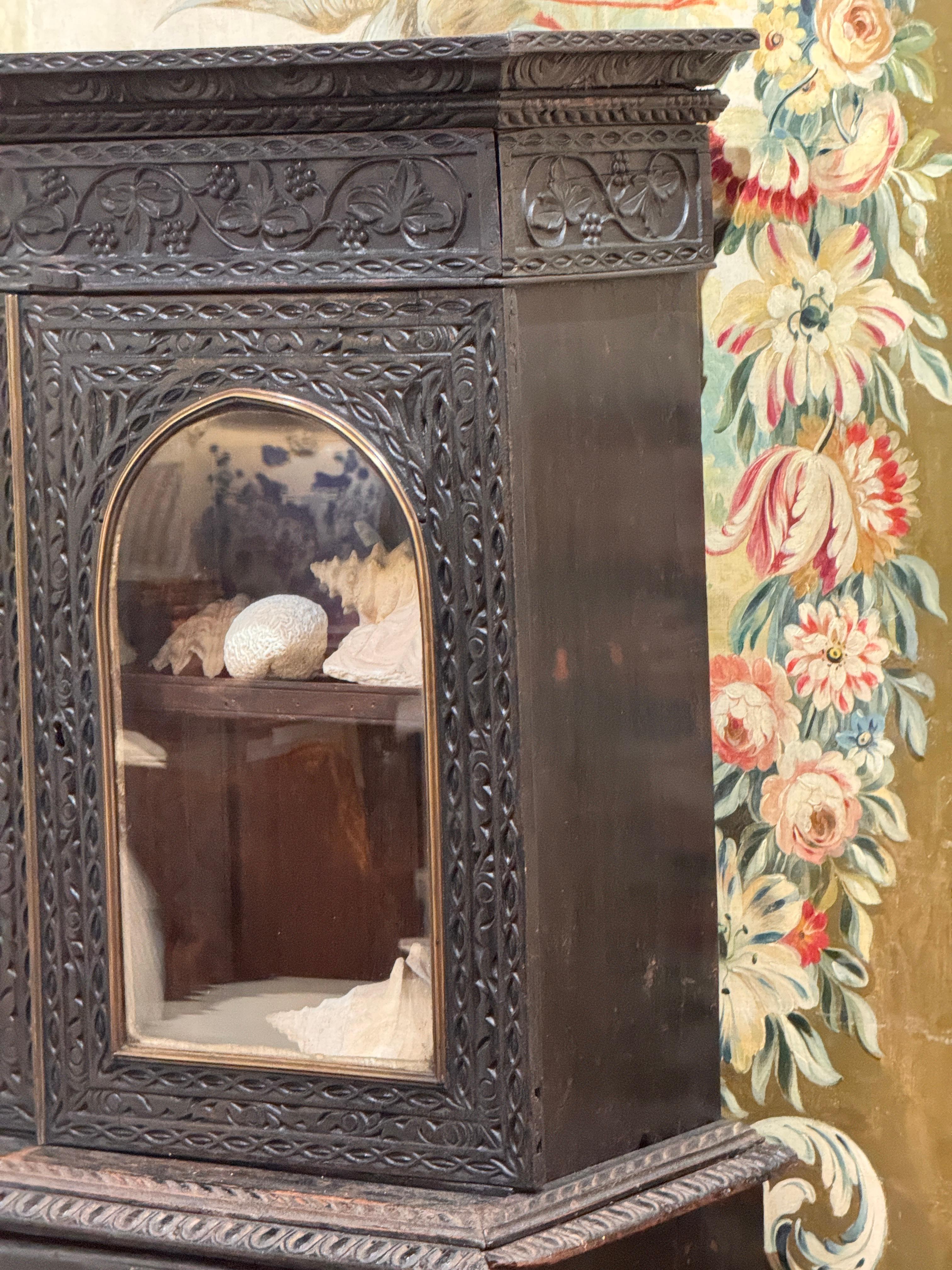 Arcón de campaña angloindio tallado en dos partes de mediados del siglo XIX en venta 1