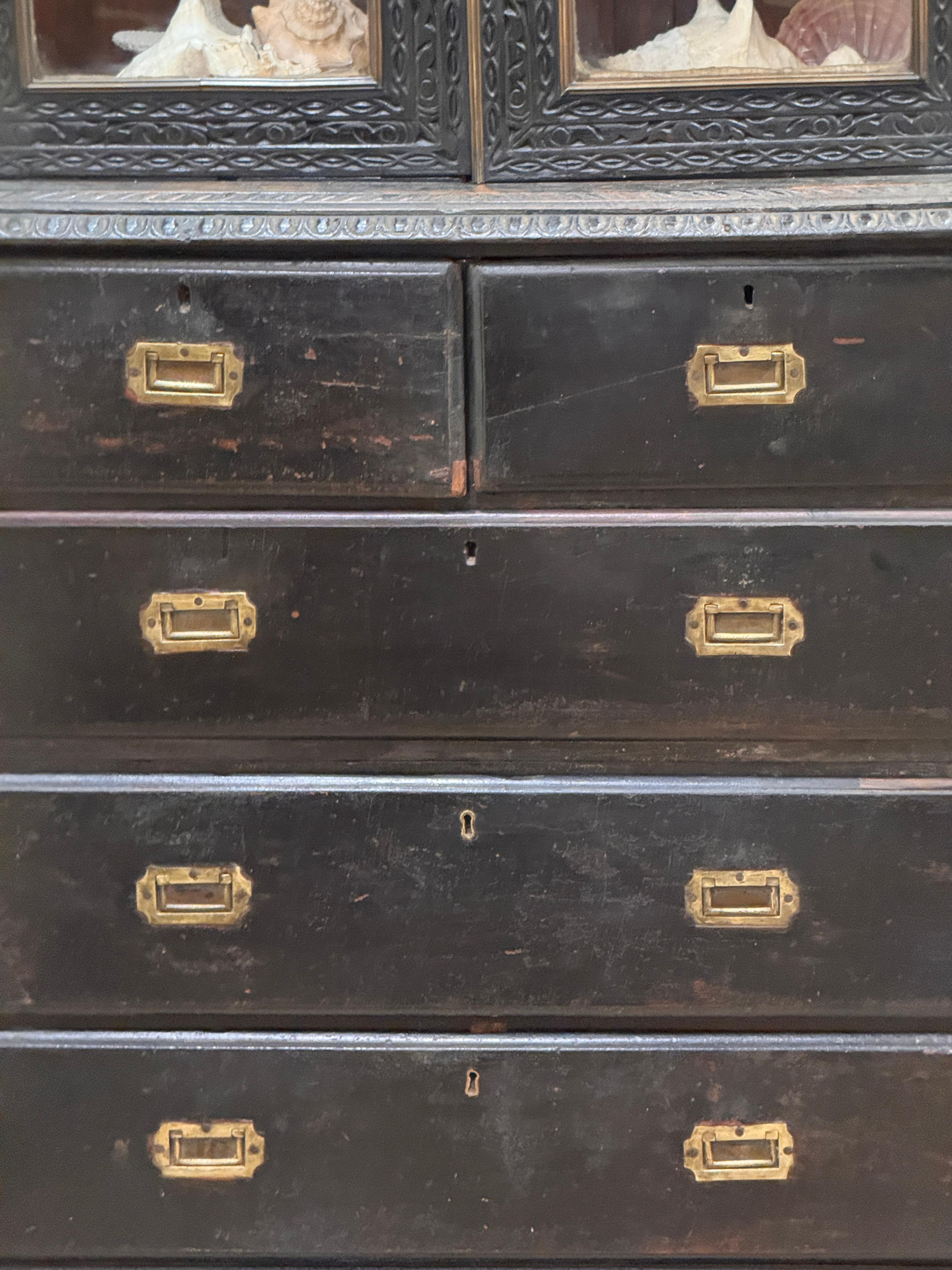 Arcón de campaña angloindio tallado en dos partes de mediados del siglo XIX en venta 2