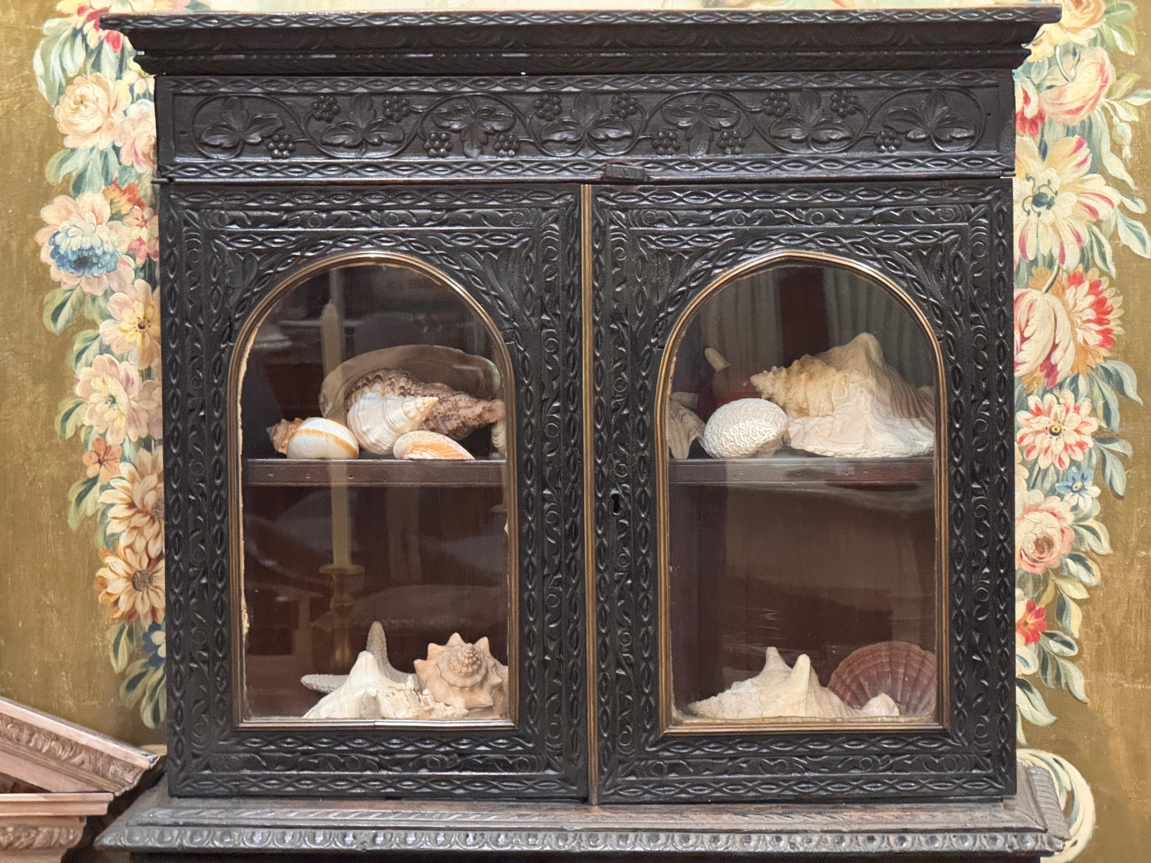 Arcón de campaña angloindio tallado en dos partes de mediados del siglo XIX en venta 3