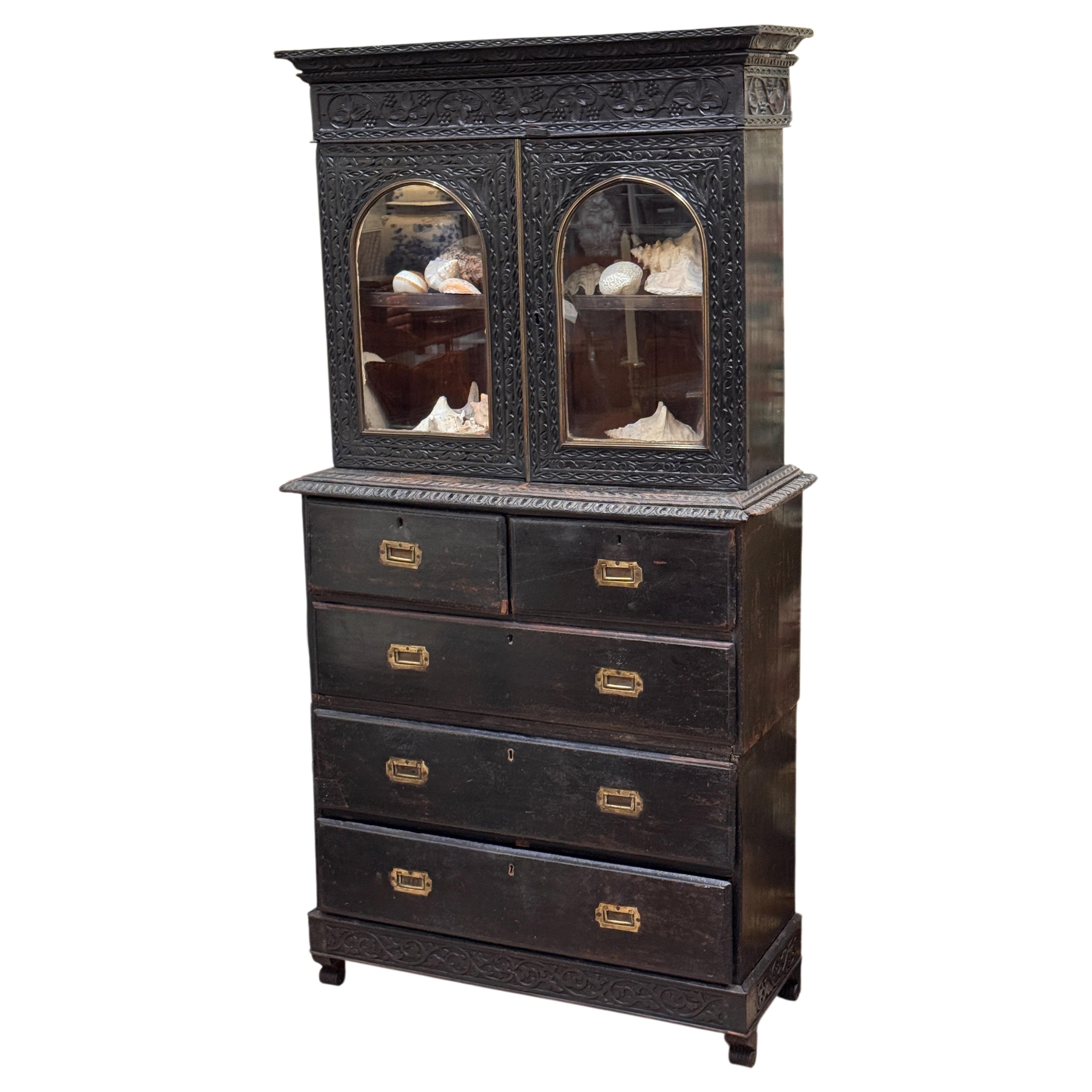 Cassapanca da campagna anglo-indiana a due parti intagliata della metà del XIX secolo