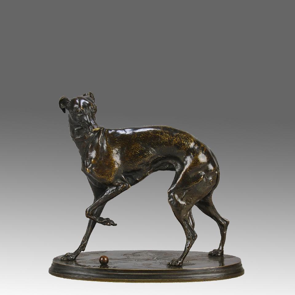 Encantador estudio en bronce animaliers francés de mediados del siglo XIX de una juguetona Whippet que mira a su alrededor en actitud de jugar con una pelota a sus pies, con un rico color marrón frotado hasta alcanzar un tono dorado y finos detalles