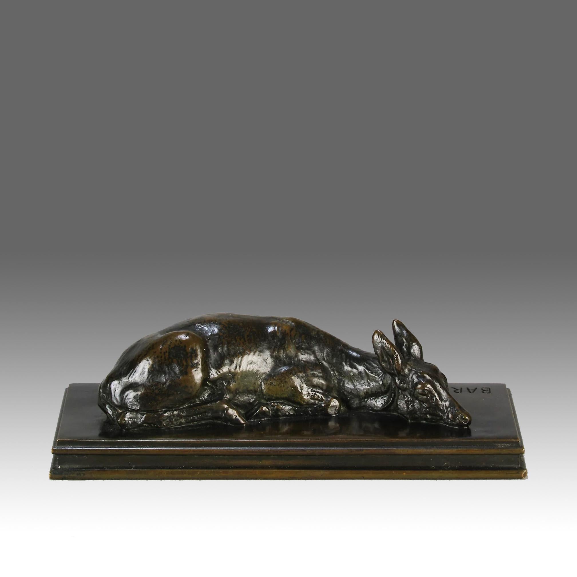 Accattivante studio in bronzo Animalier della fine del XIX secolo raffigurante una cerva sdraiata con un'eccellente patina marrone, nera e verde e dettagli di superficie cesellati a mano. Sollevato su una base integrale, firmato Barye e inciso