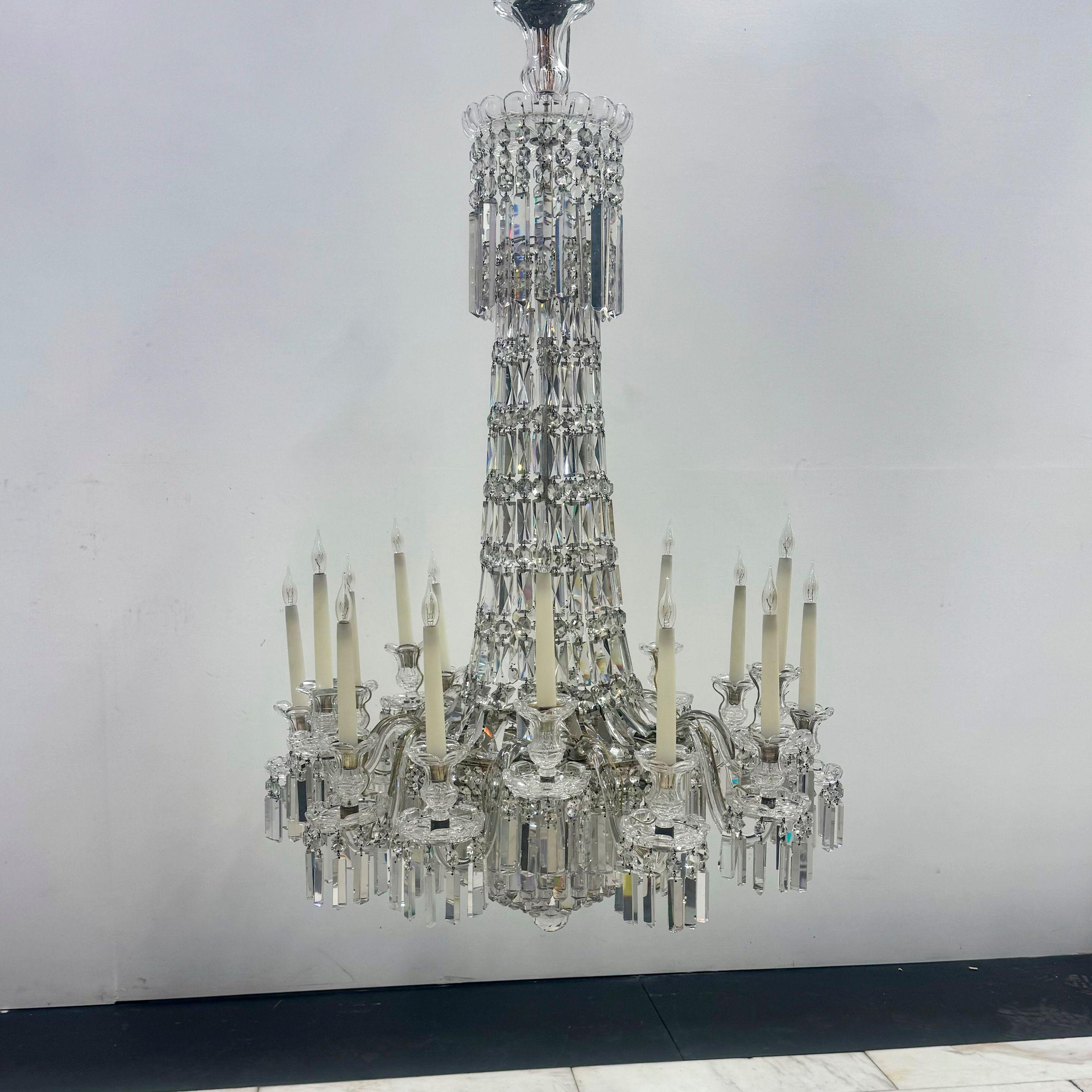 La araña de cristal de 12 brazos es una impresionante pieza central que eleva la elegancia de cualquier espacio. Su intrincado diseño presenta cristales delicadamente colgantes que refractan la luz maravillosamente, creando un efecto deslumbrante.