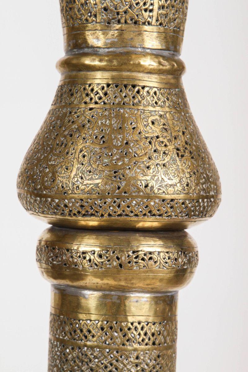 Lampadaire ancien à bougeoirs islamique en laiton du milieu du XIXe siècle Bon état - En vente à North Hollywood, CA