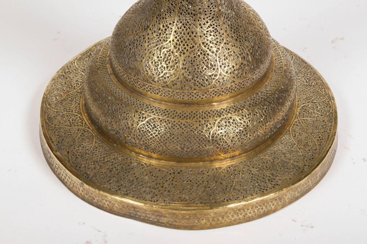 Lampadaire ancien à bougeoirs islamique en laiton du milieu du XIXe siècle en vente 1