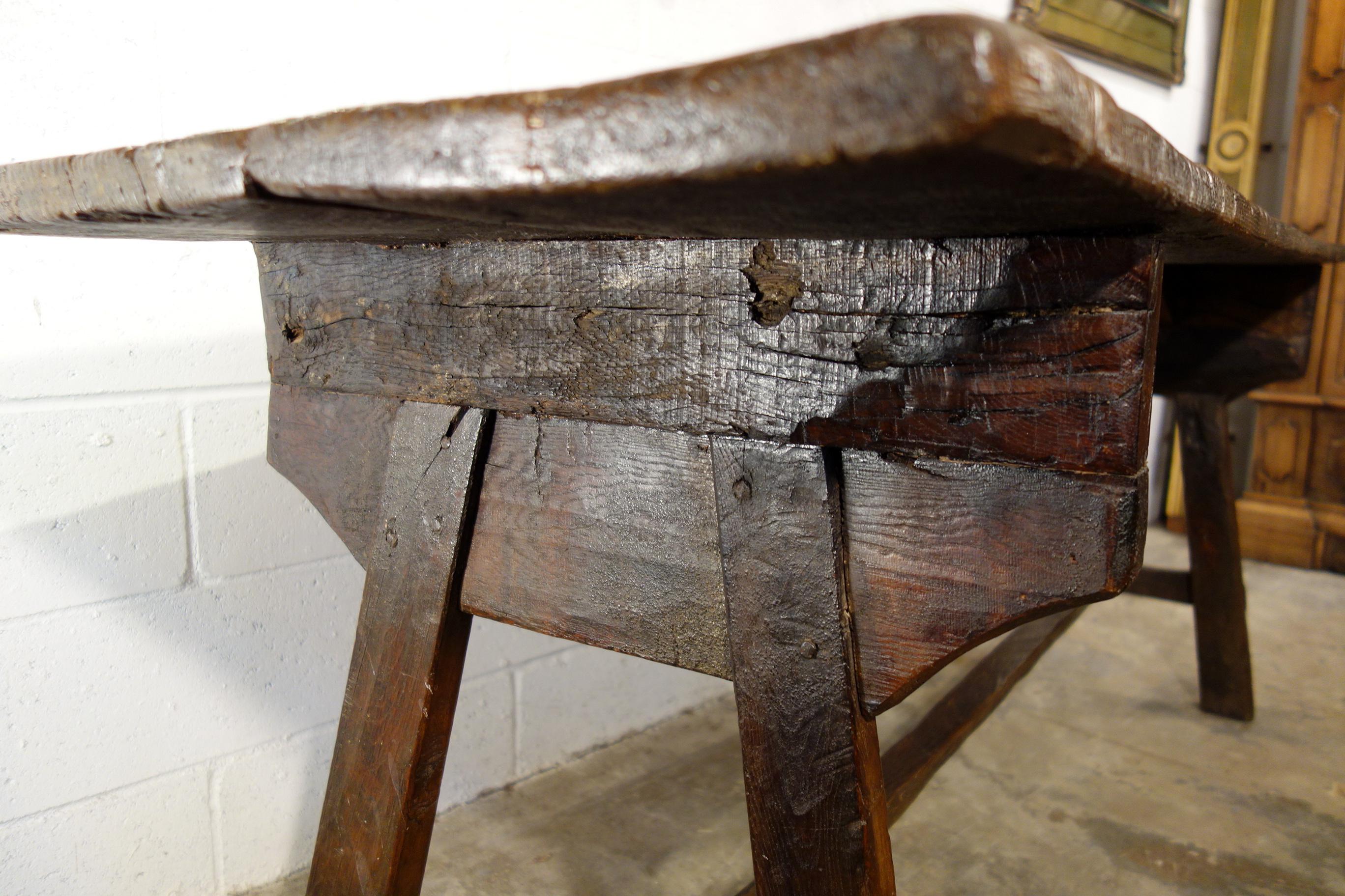 Primitiv-Tisch aus italienischem Kastanienholz im Capretta-Stil des 19. Jahrhunderts, in Reproduktion erhältlich im Zustand „Gut“ im Angebot in Encinitas, CA