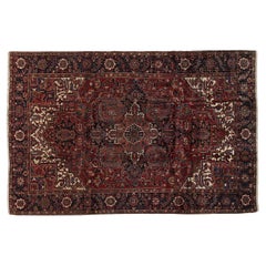 Mid Century Antiques Persian Heriz tapis noué à la main avec de riches couleurs rouges