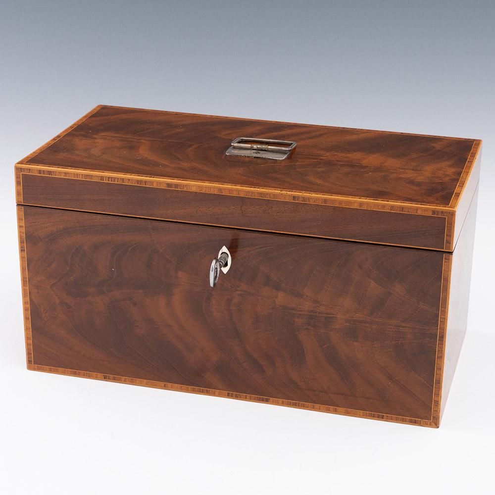 Intitulé : Boîte à thé ancienne du 19ème siècle c1840

Période : Victoria

Origine : Angleterre

Décoration : Cuboïde en acajou avec des cordes plus claires. Intérieur avec trois compartiments amovibles avec couvercles en liège.

Taille : 27.2cm x
