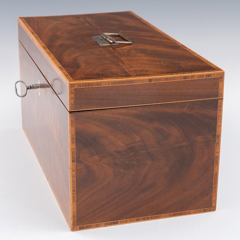 Milieu du XIXe siècle Caddy à thé ancien en acajou du milieu du 19e siècle, vers 1840 en vente
