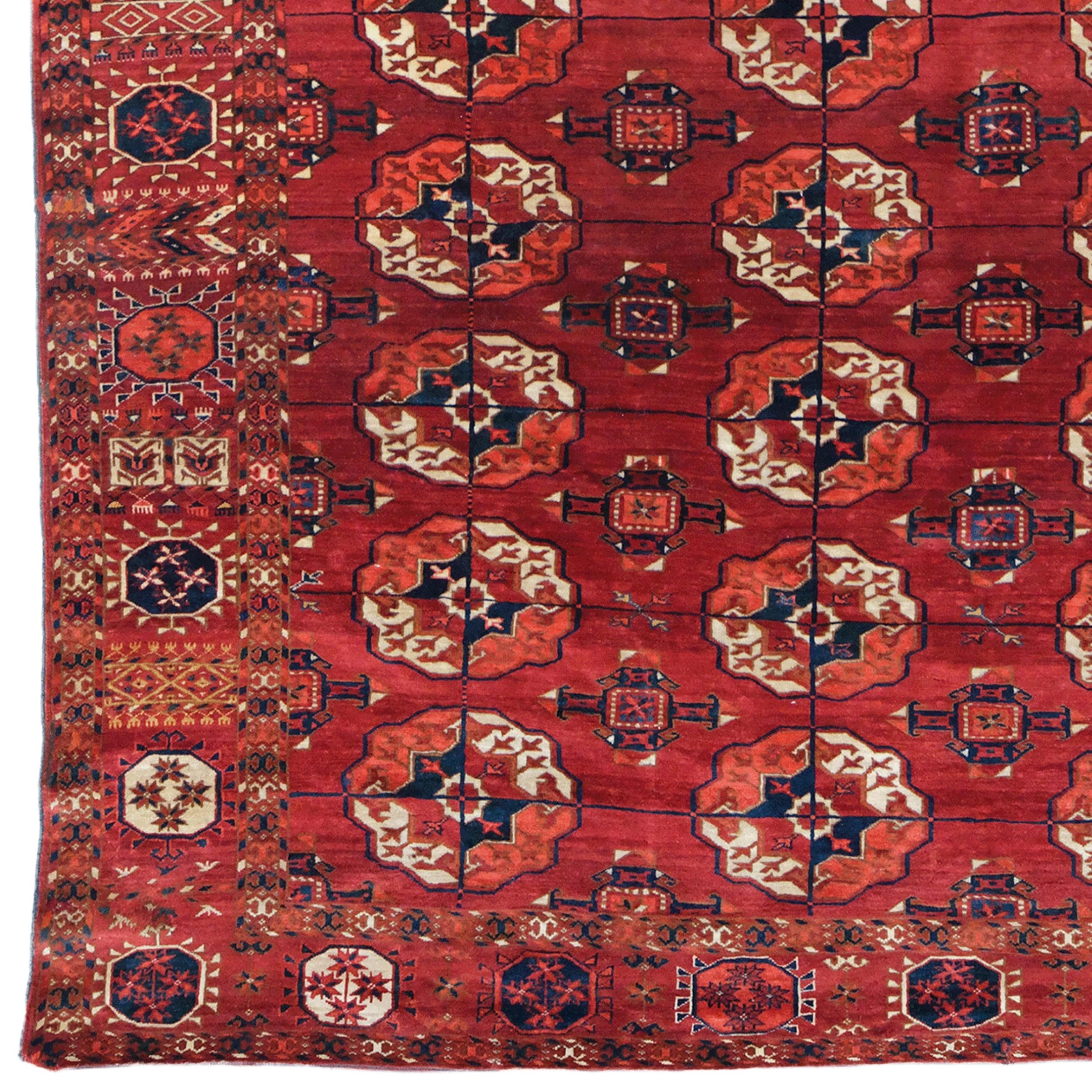 Mid-19th Century Antique Tekke Main Carpet

This antique carpet is a Tekke Main carpet from the mid-19th century. The carpet attracts attention with its rich red tones and complex geometric patterns. It has repeating octagonal motifs in the middle