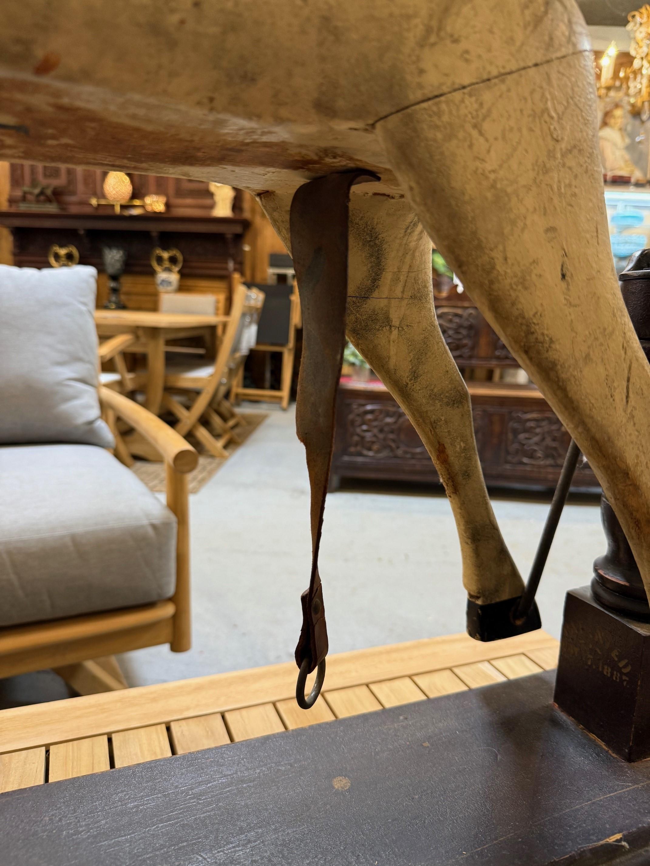 Caballo balancín de madera antiguo de mediados del siglo XIX sobre soporte en venta 7