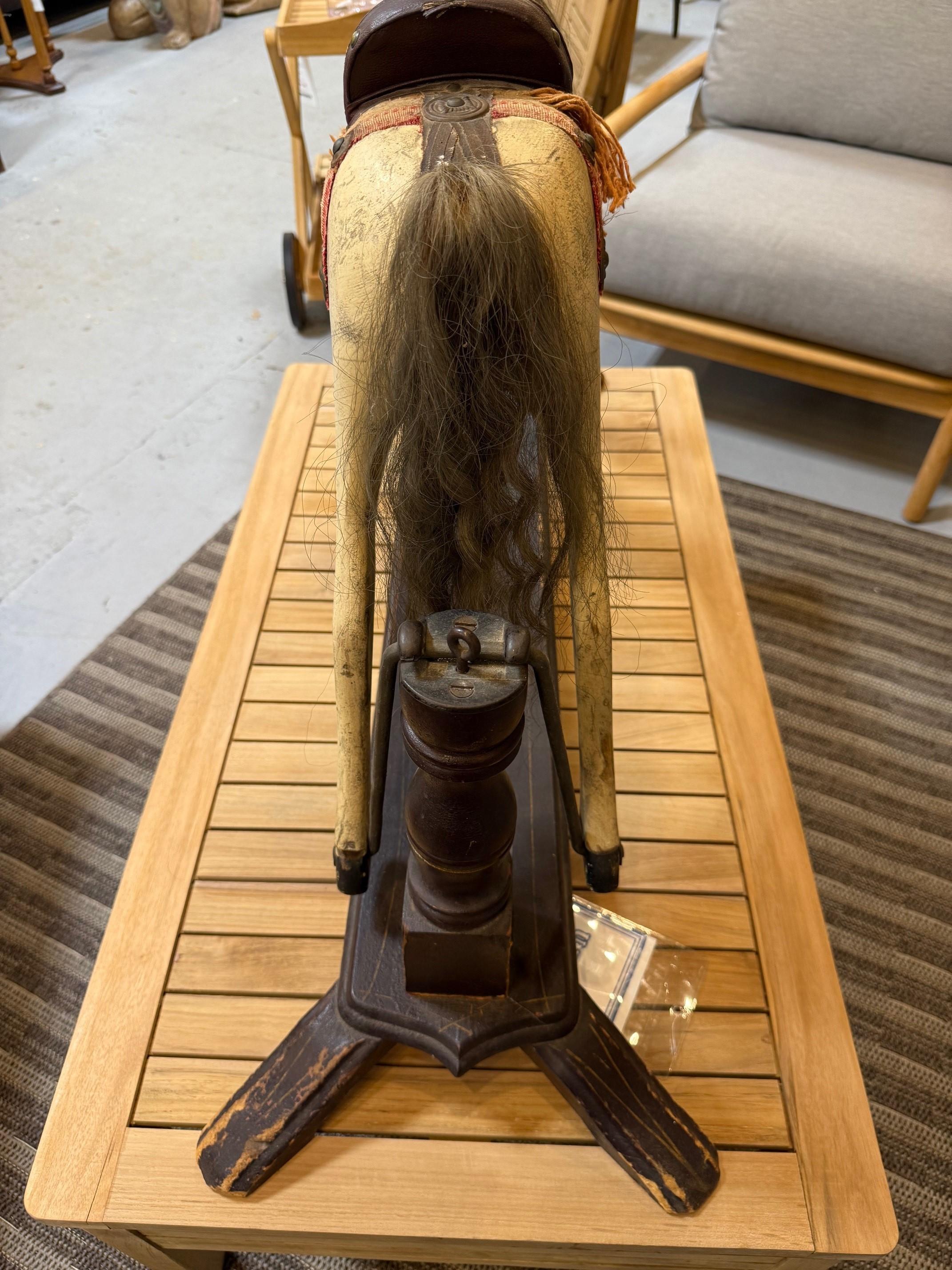 Caballo balancín de madera antiguo de mediados del siglo XIX sobre soporte en venta 8
