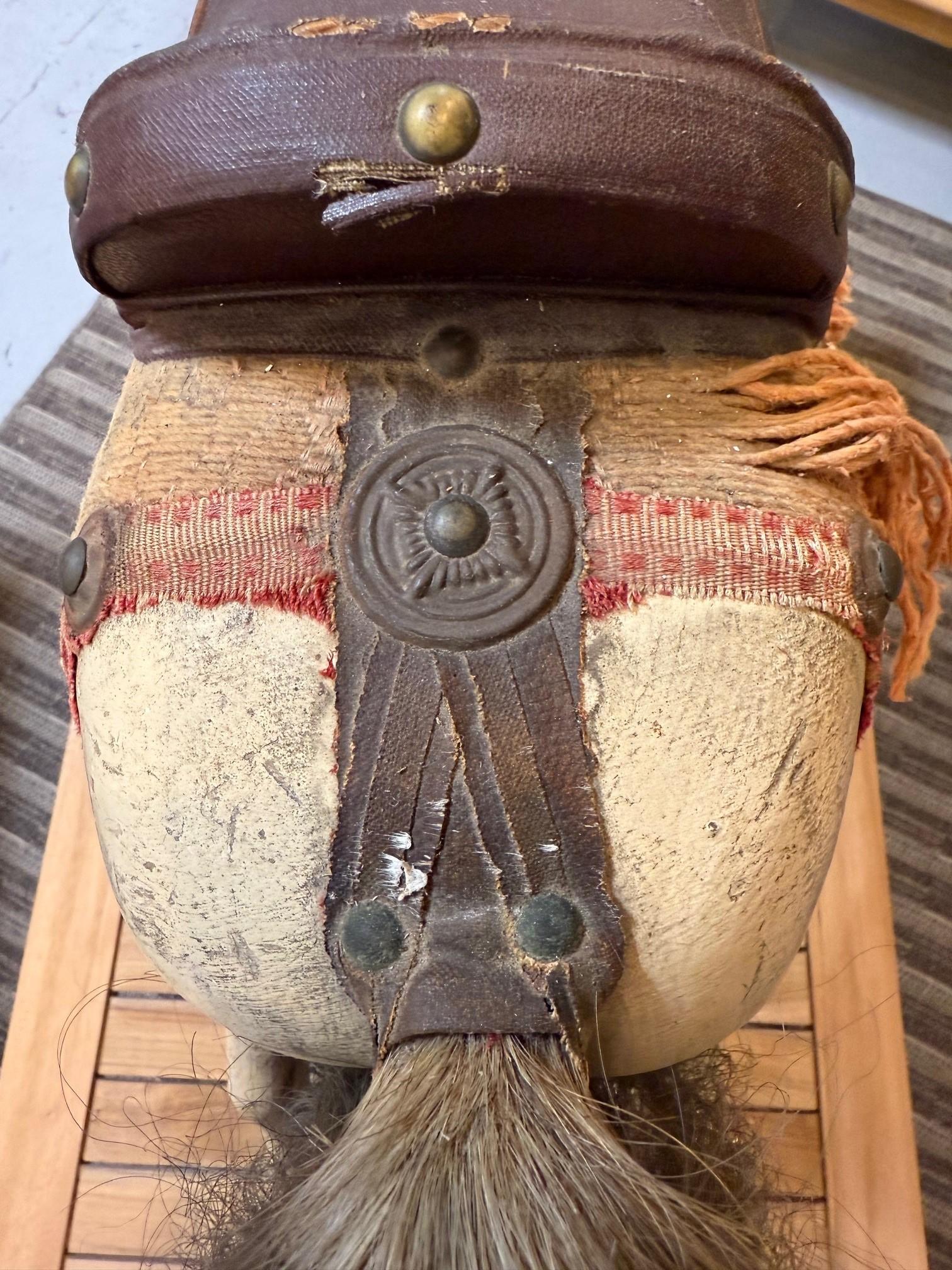 Caballo balancín de madera antiguo de mediados del siglo XIX sobre soporte en venta 9