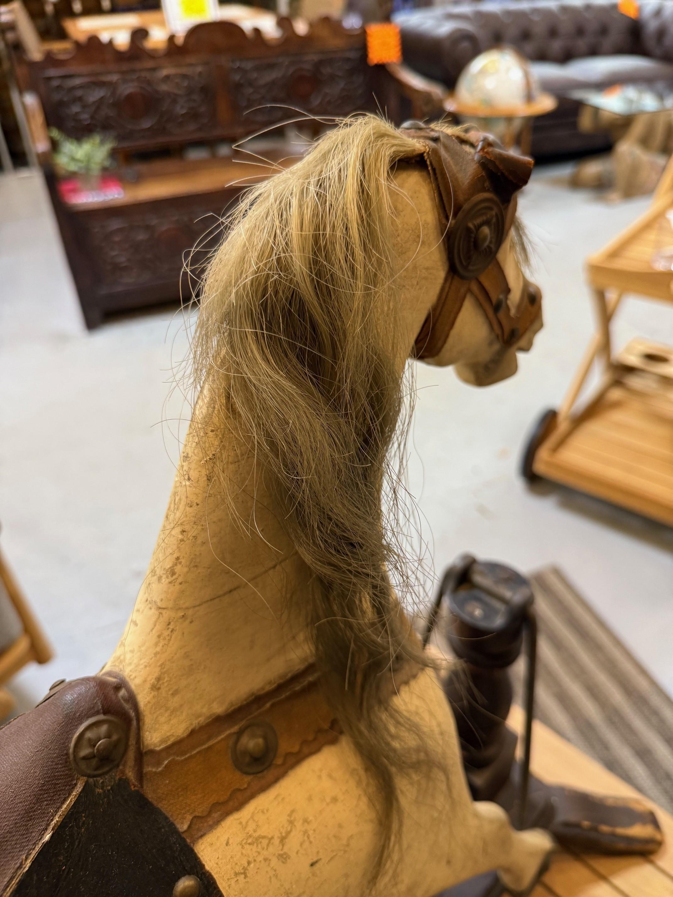 Caballo balancín de madera antiguo de mediados del siglo XIX sobre soporte en venta 10