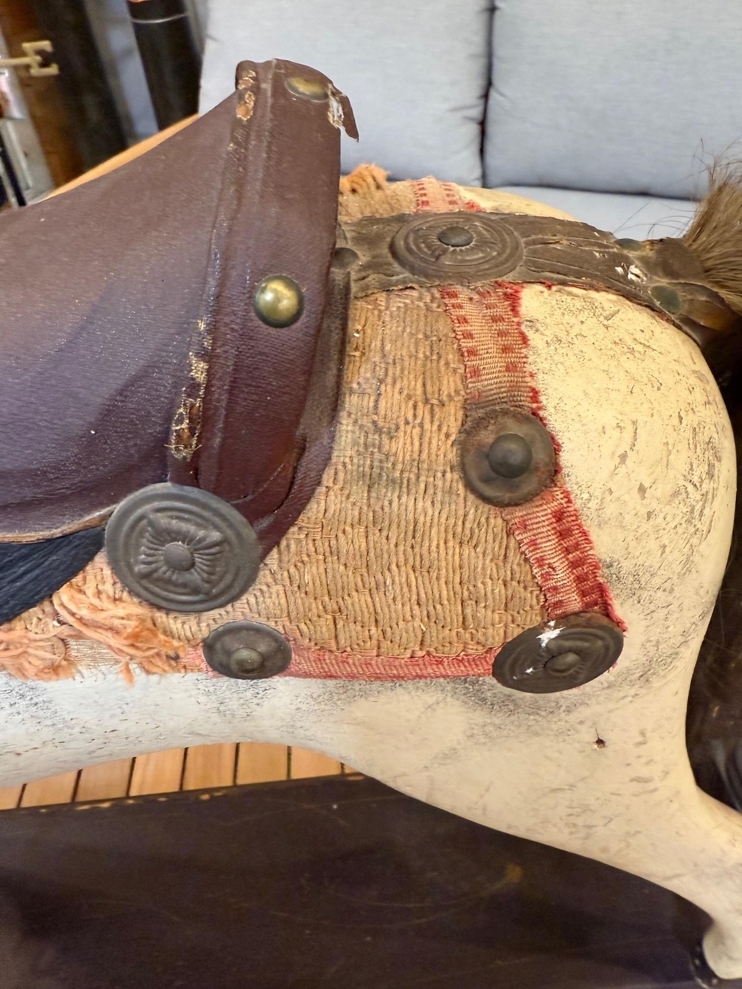 Caballo balancín de madera antiguo de mediados del siglo XIX sobre soporte en venta 11