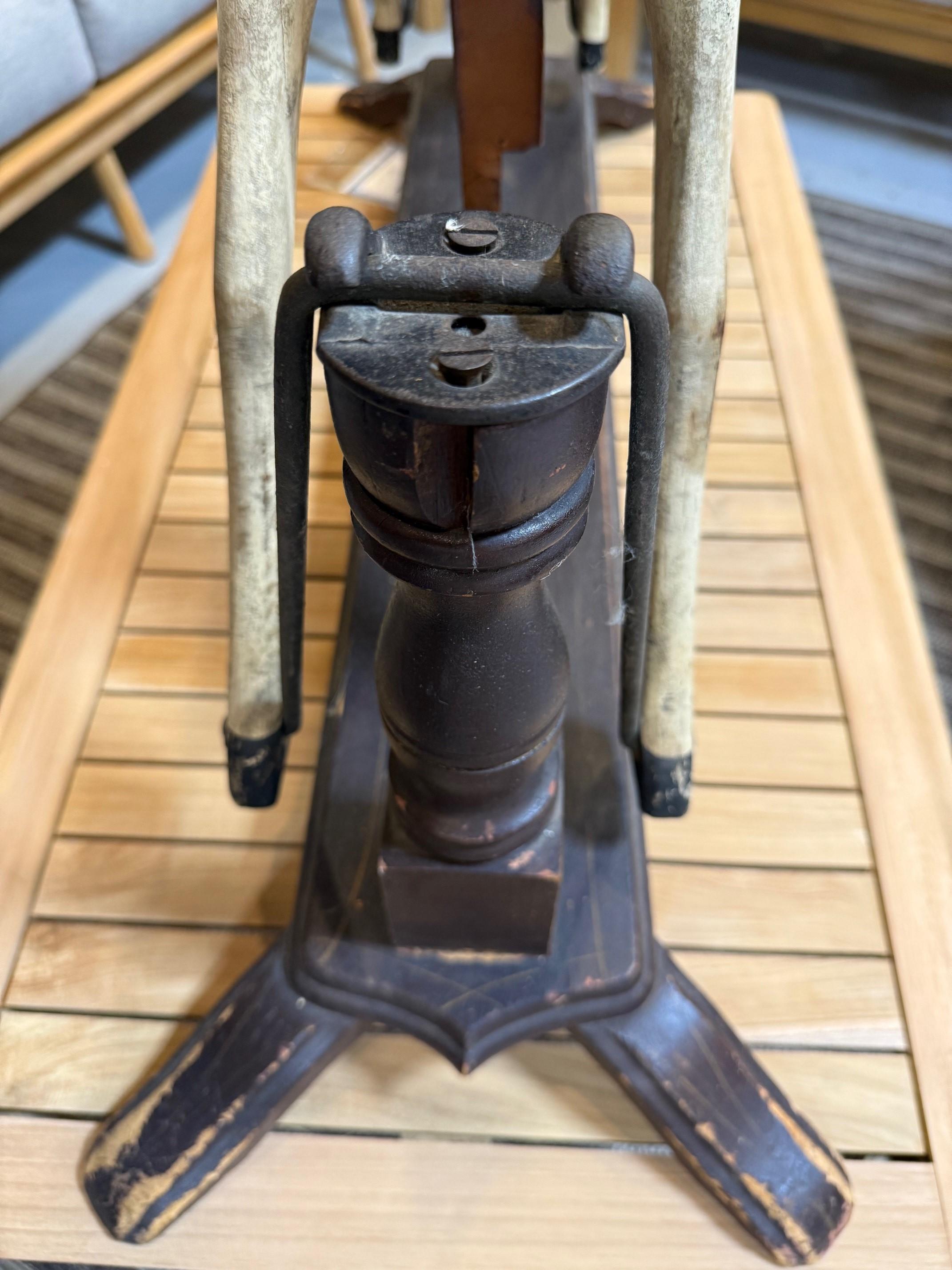 Caballo balancín de madera antiguo de mediados del siglo XIX sobre soporte en venta 12