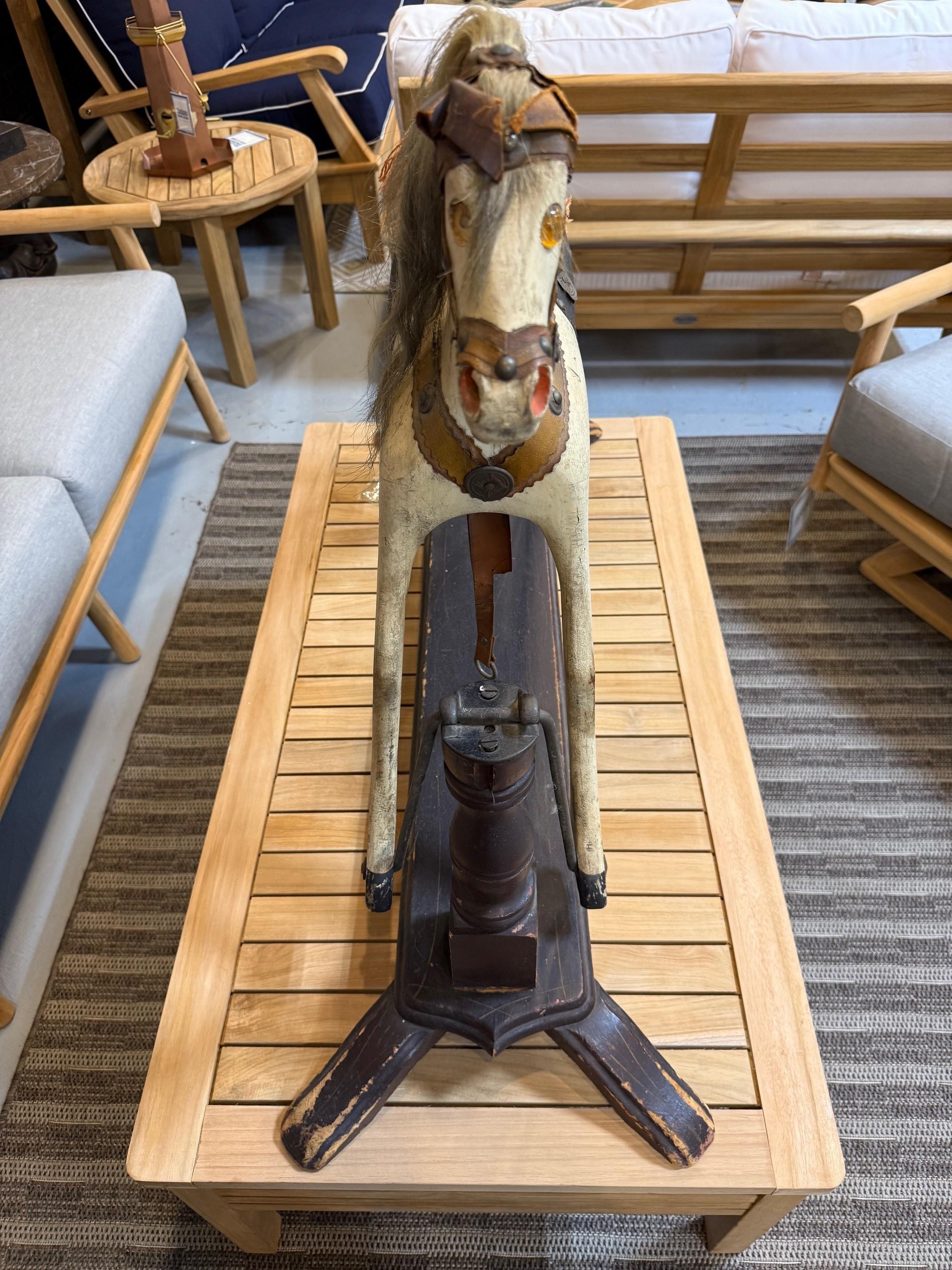 Caballo balancín de madera antiguo de mediados del siglo XIX sobre soporte en venta 13