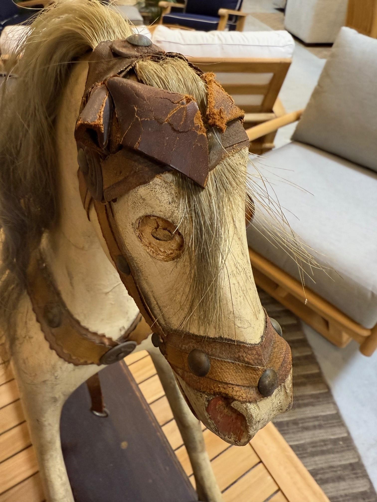 Caballo balancín de madera antiguo de mediados del siglo XIX sobre soporte en venta 14