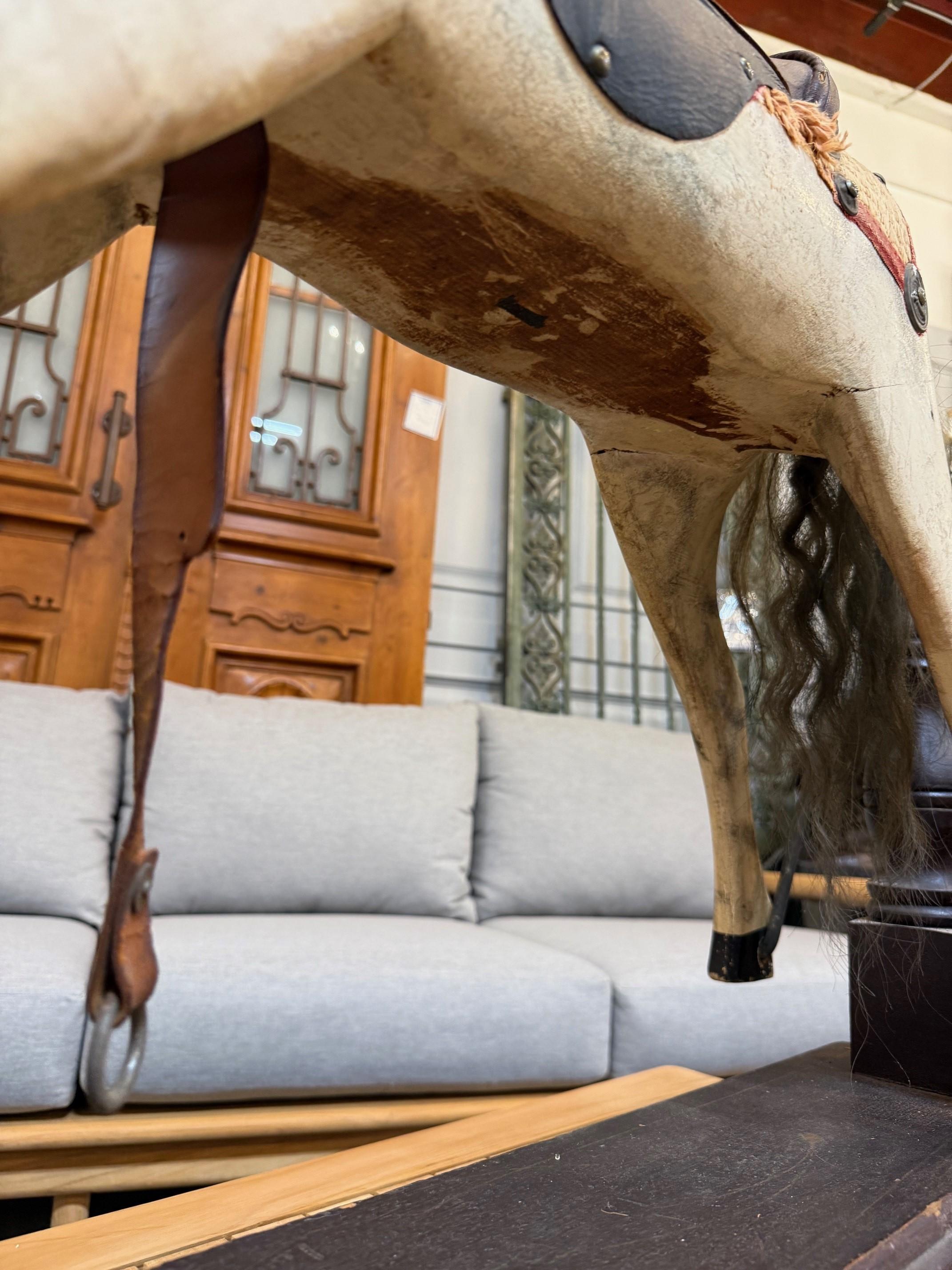 Caballo balancín de madera antiguo de mediados del siglo XIX sobre soporte en venta 15