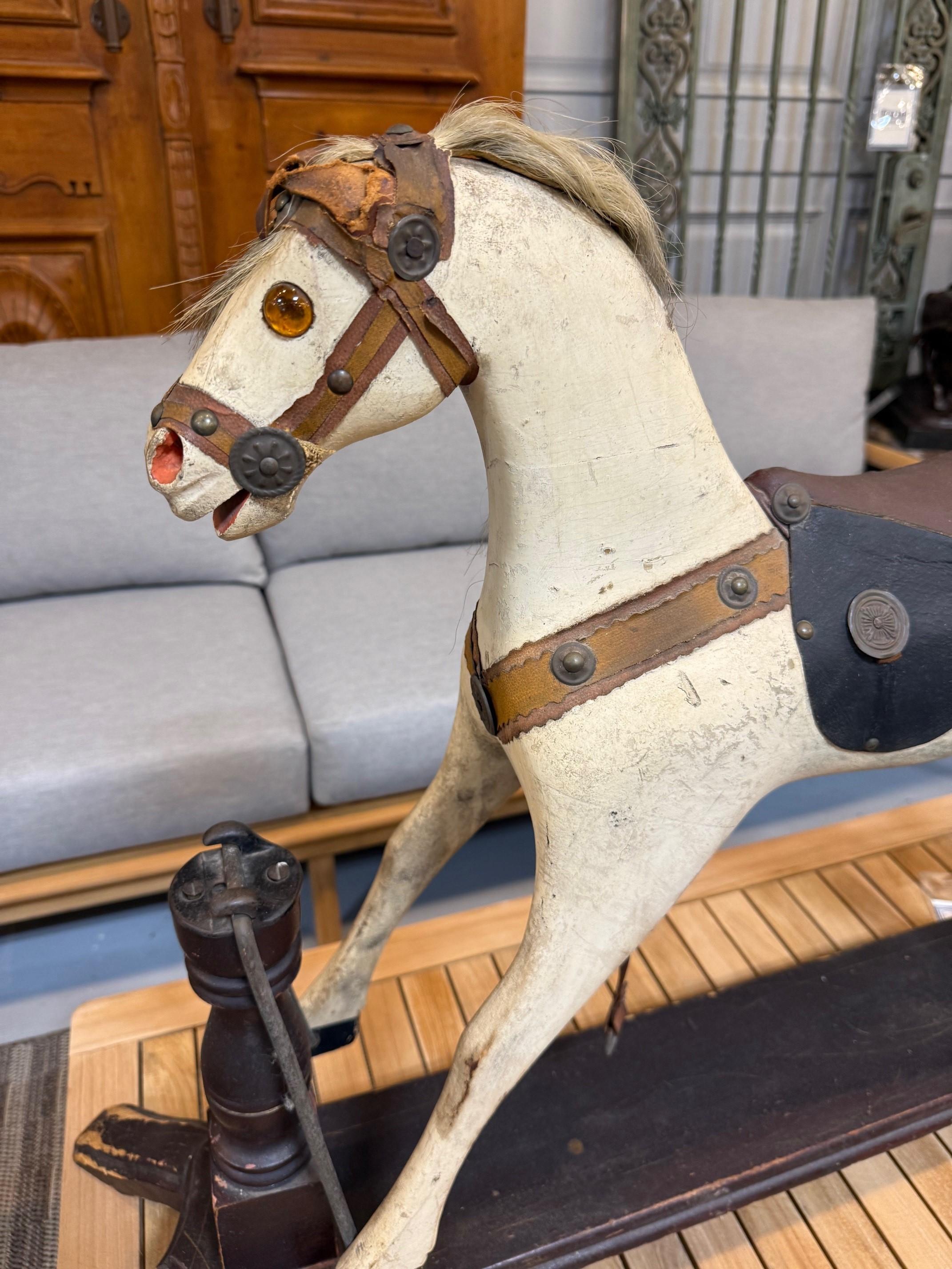 Caballo balancín de madera antiguo de mediados del siglo XIX sobre soporte Madera en venta