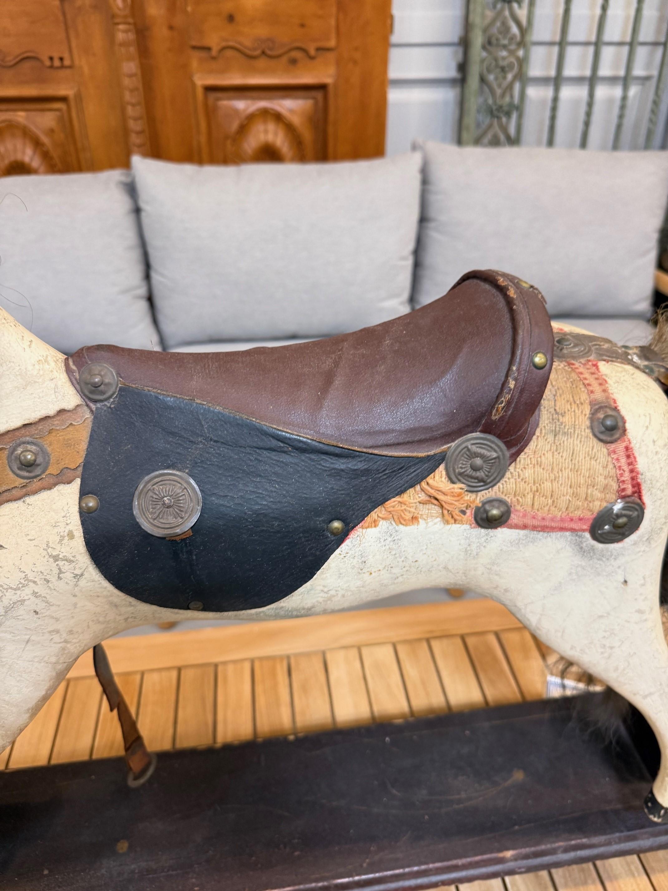 Caballo balancín de madera antiguo de mediados del siglo XIX sobre soporte en venta 1