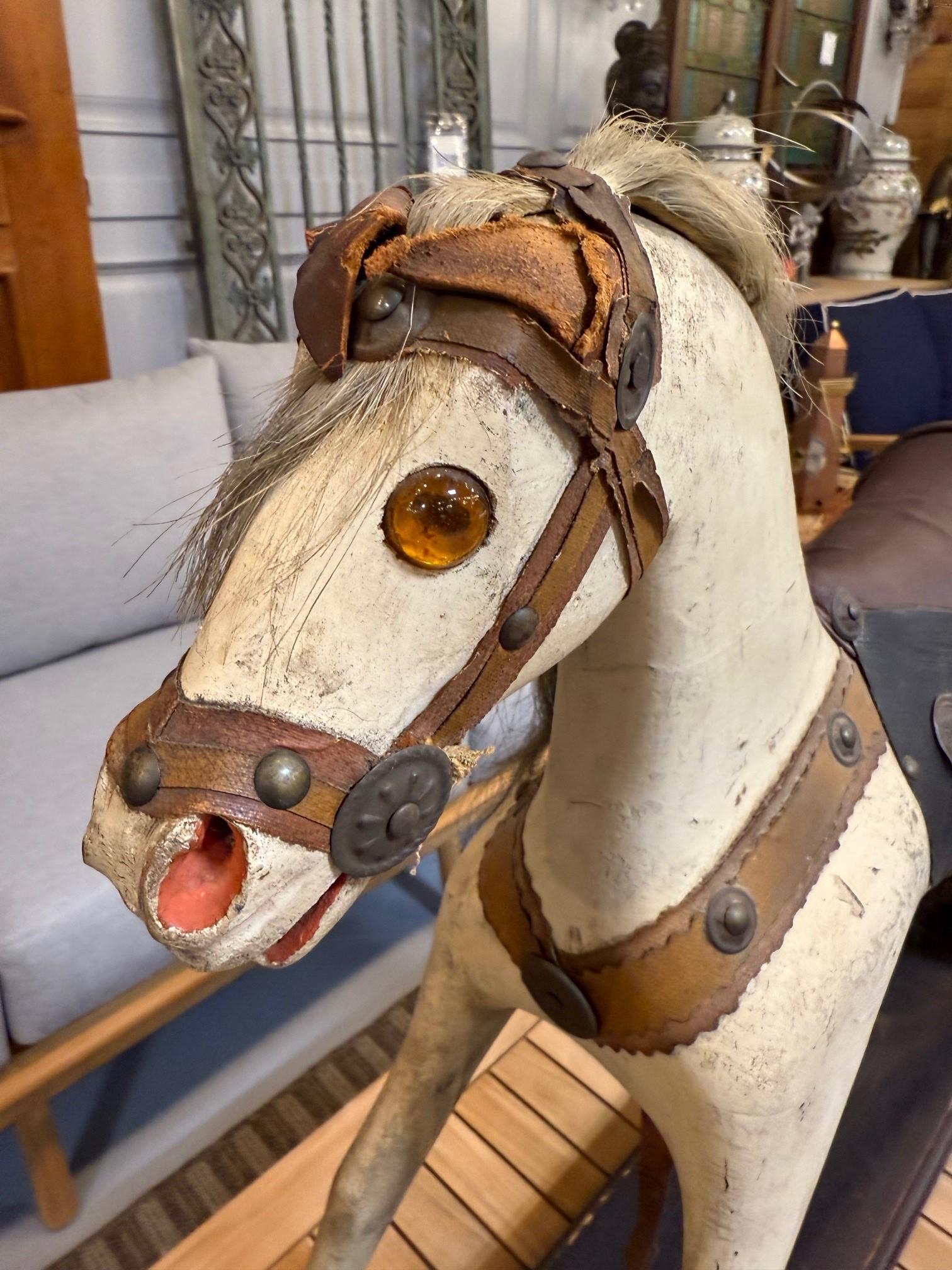 Caballo balancín de madera antiguo de mediados del siglo XIX sobre soporte en venta 3