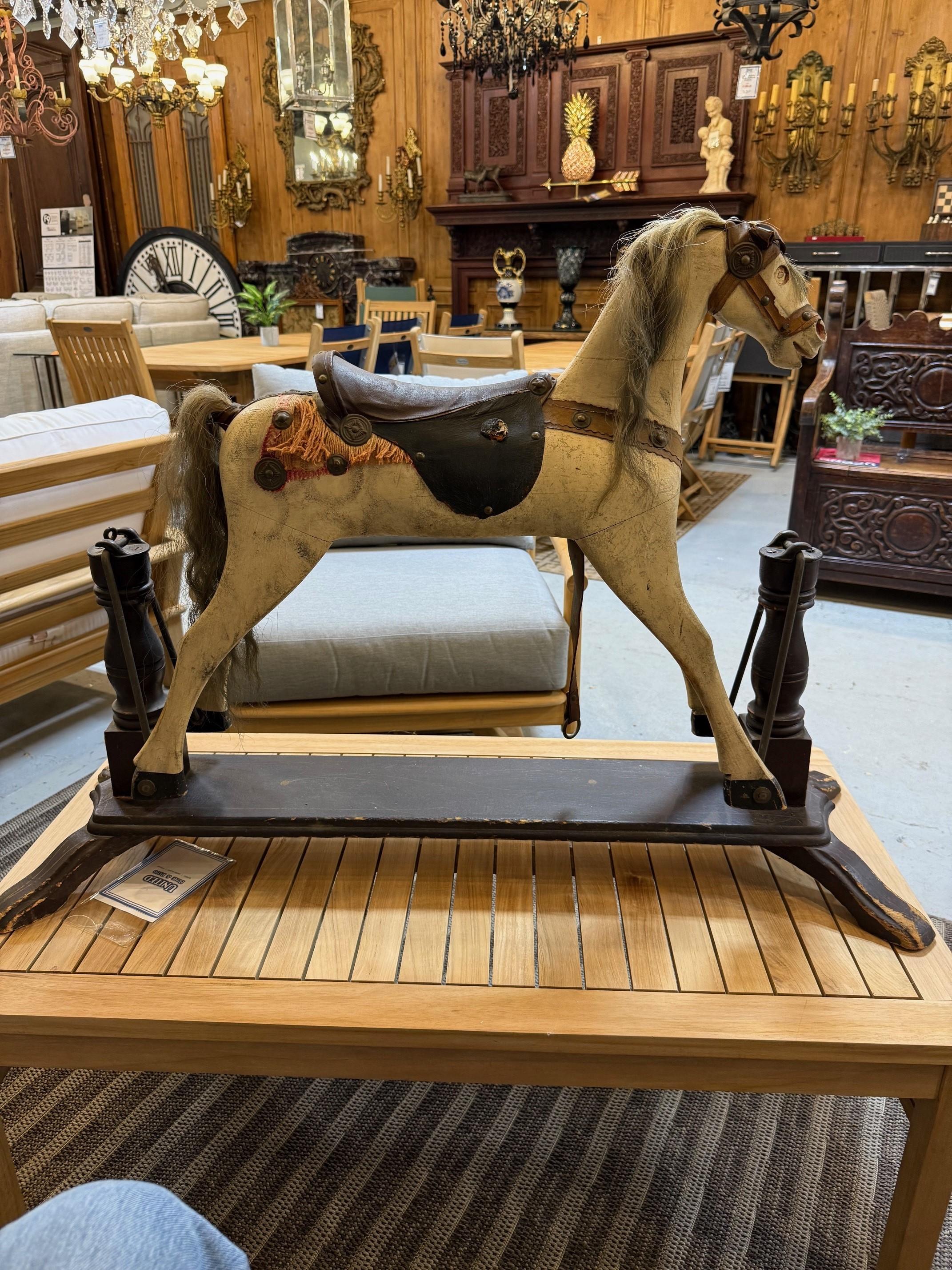 Caballo balancín de madera antiguo de mediados del siglo XIX sobre soporte en venta 4