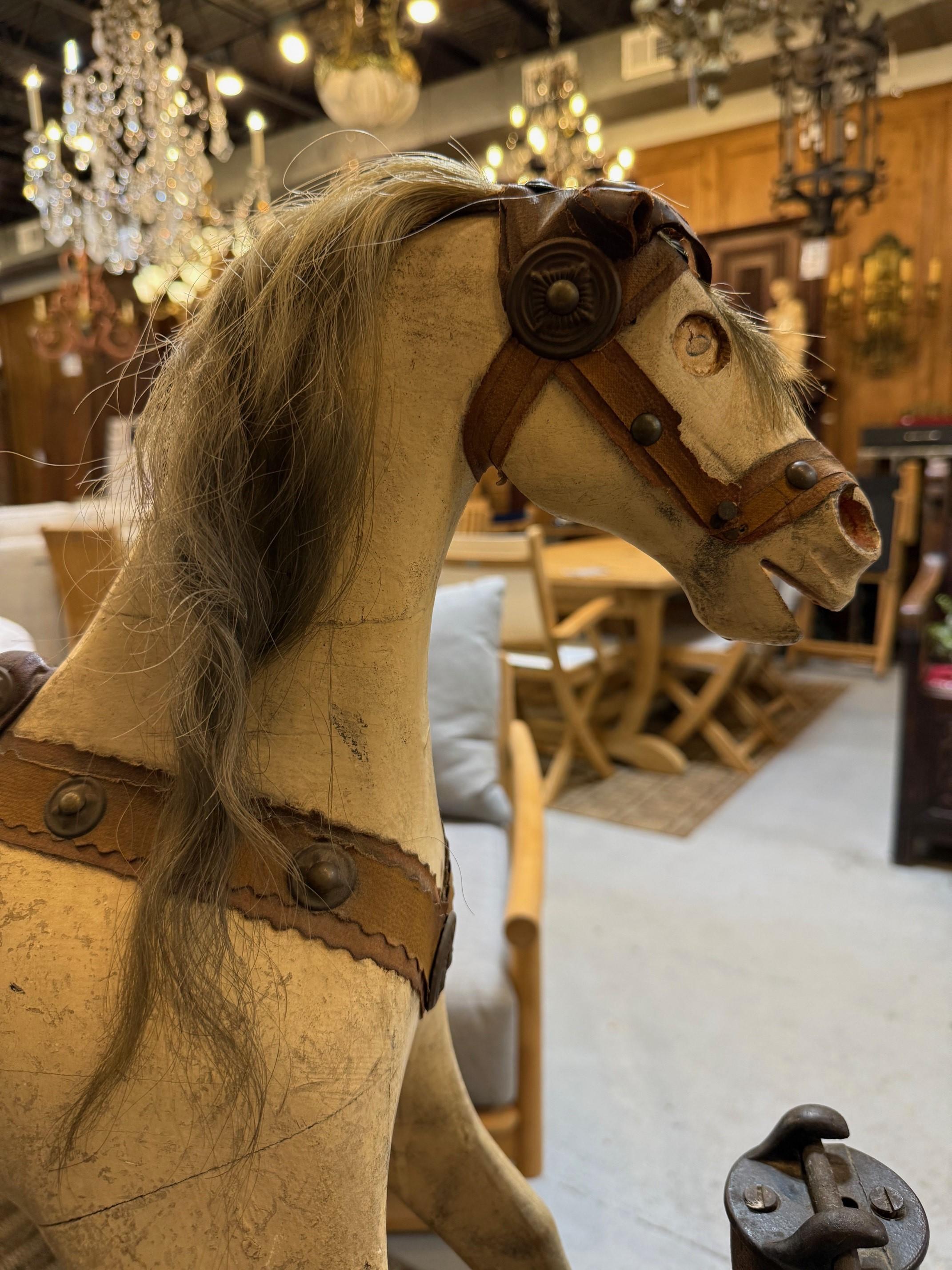 Caballo balancín de madera antiguo de mediados del siglo XIX sobre soporte en venta 5