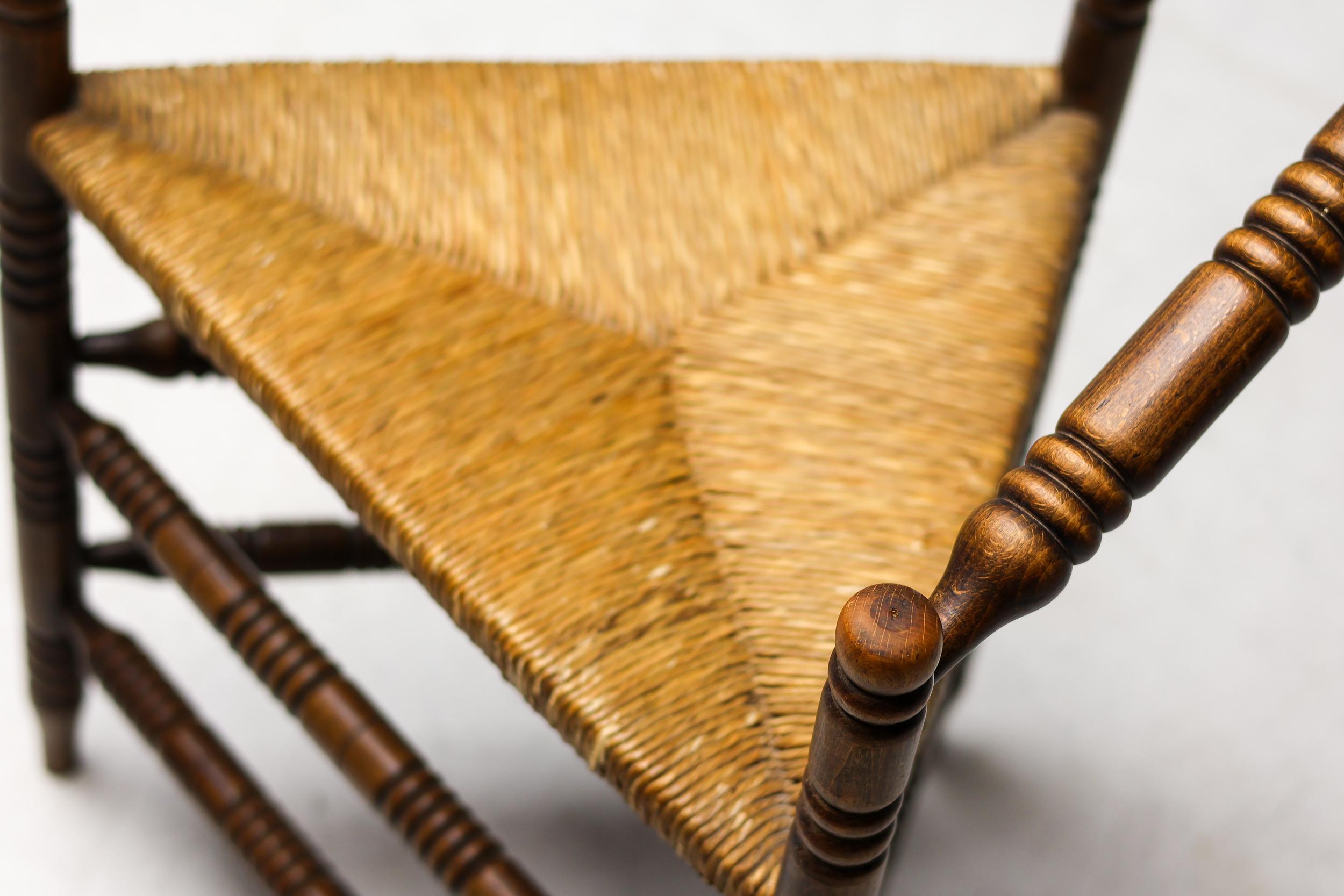 Silla de madera antigua de mediados del siglo XIX con asiento de junco en venta 5
