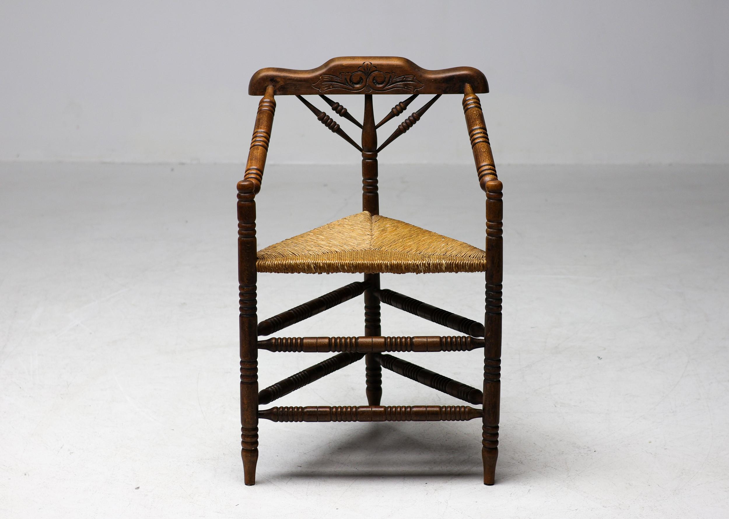 Silla de madera antigua de mediados del siglo XIX con asiento de junco en venta 6