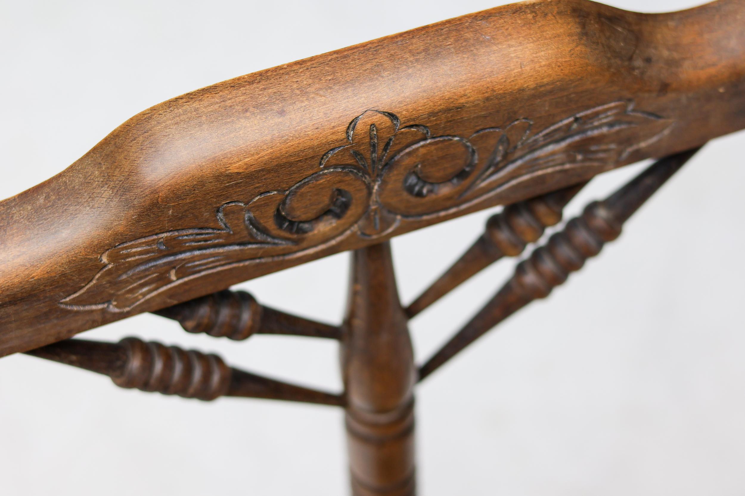Silla de madera antigua de mediados del siglo XIX con asiento de junco en venta 7